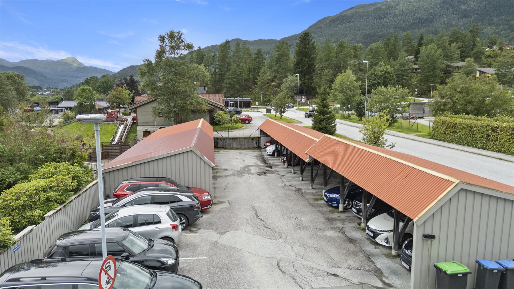 - Andelen disponerer parkeringsplass i felles carport - 