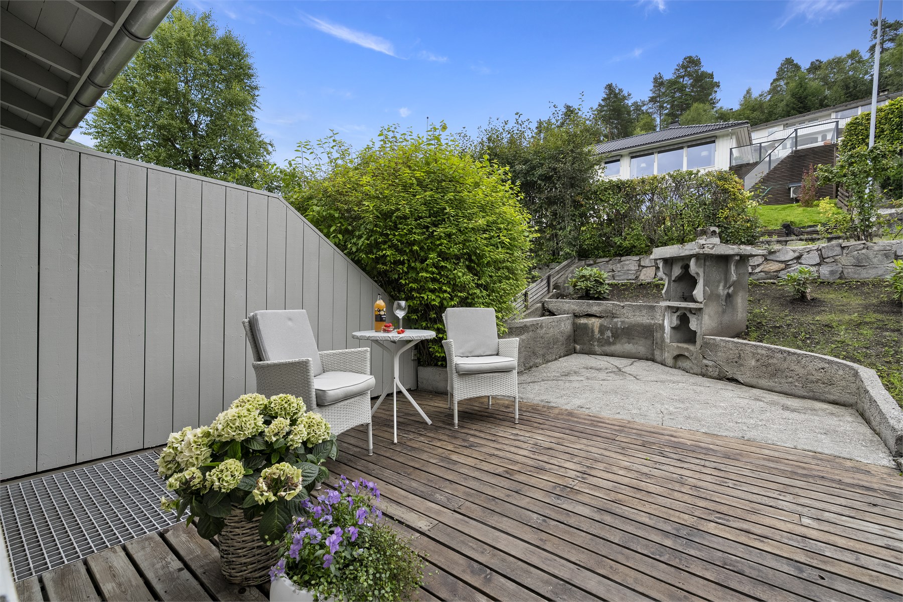 - Fra kjøkken/spisestue er det utgang til stor terrasse med plass til flere sittegrupper - 