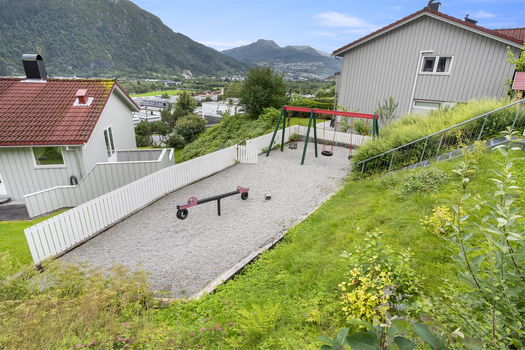 - Borettslaget har tilhørende lekeplass like ved boligen - 