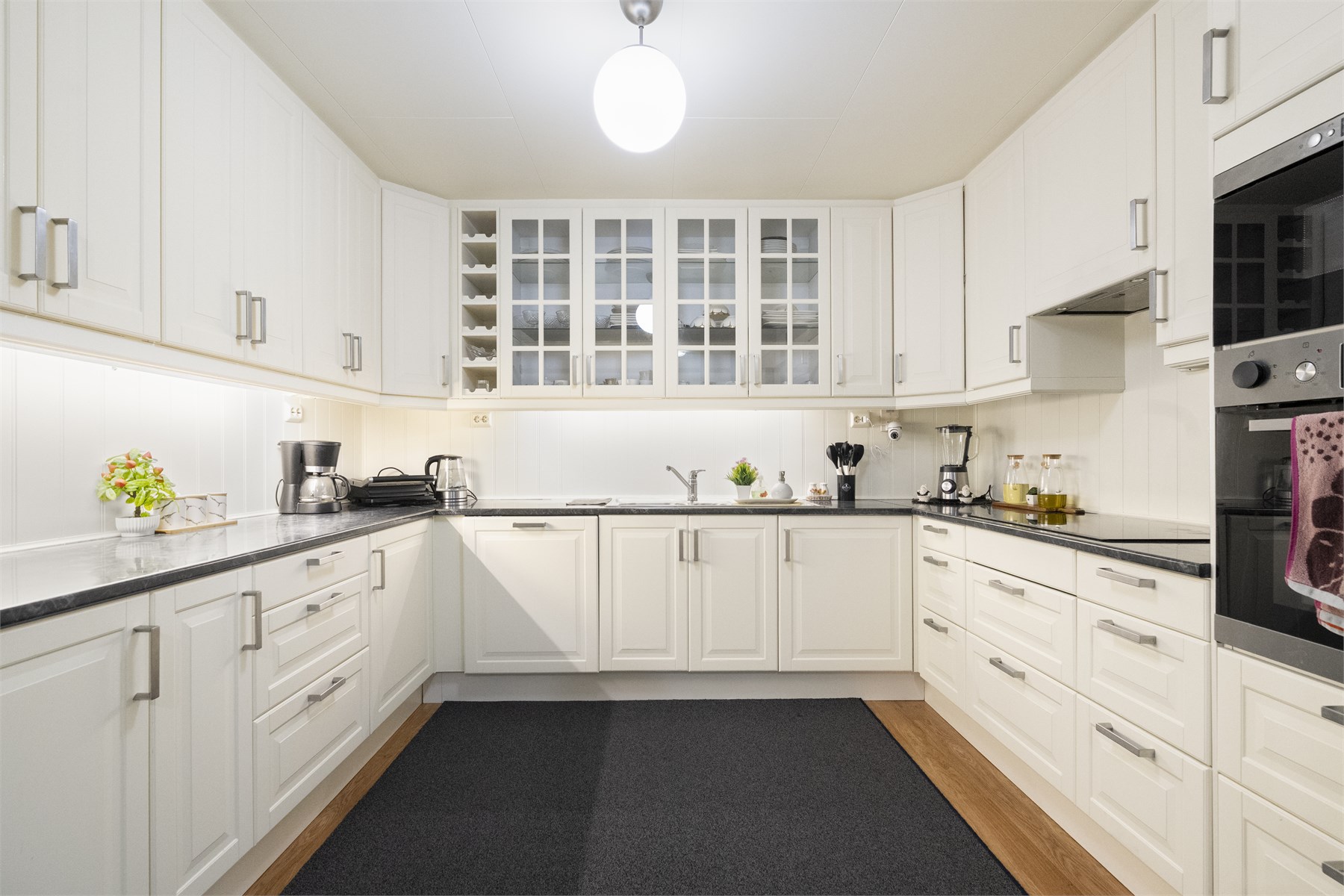 - Kjøkkeninnredningen er fra IKEA og har integrerte hvitevarer utenom kjøleskap - 