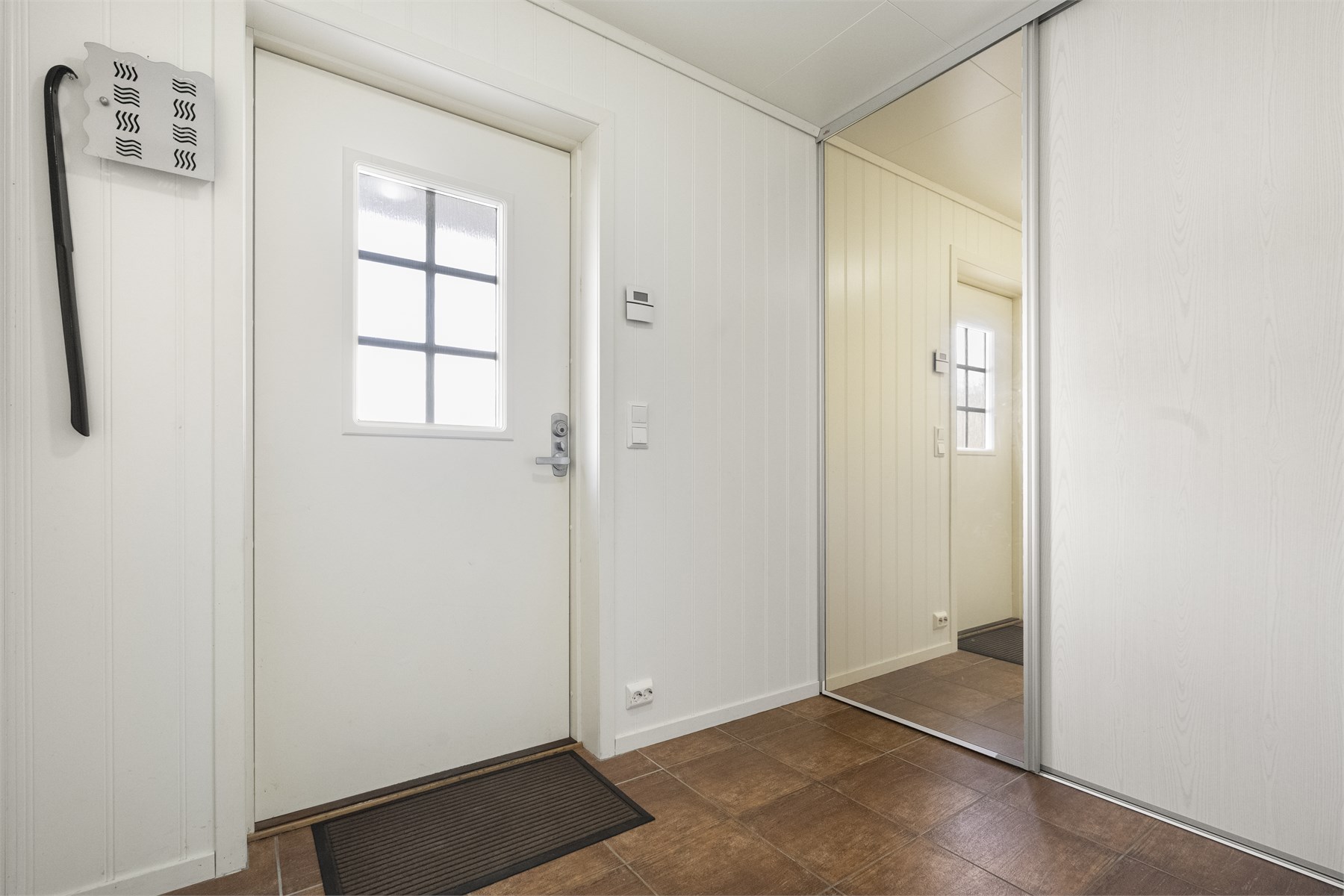 - Flislagt entrè med skyvedørsgarderobe - 