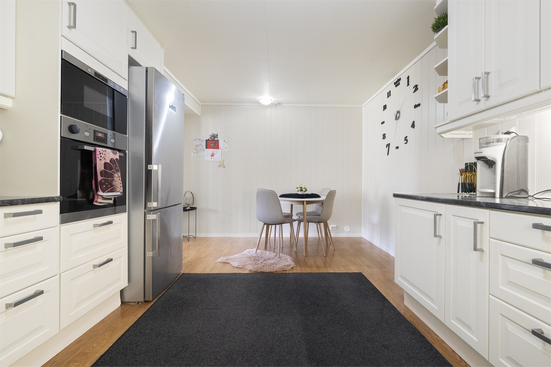 - Det er vannbåren gulvvarme i alle rom foruten bod. Det er også luft til luft varmepumpe - 