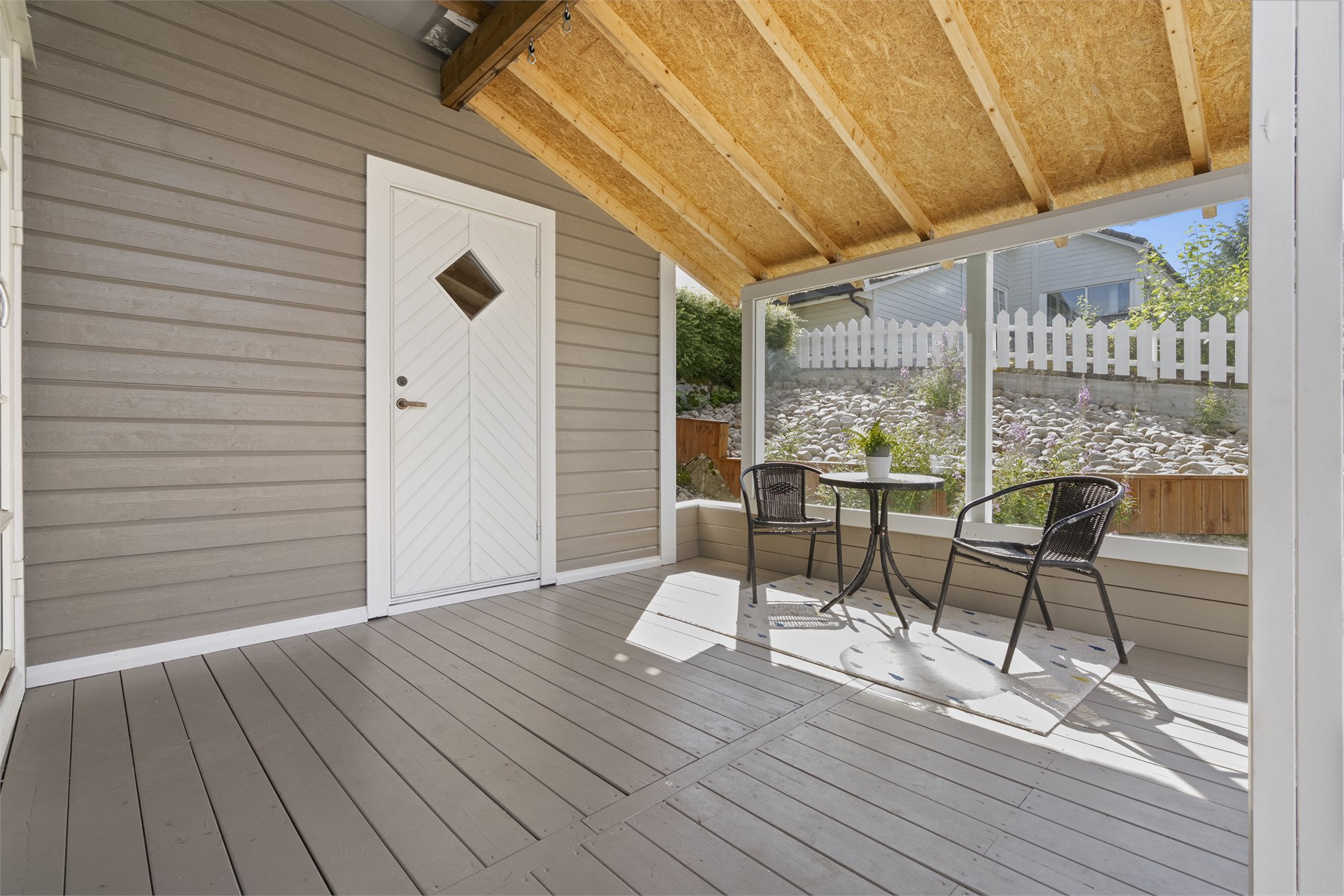 - Overbygd terrasse med inngang til bod på 9,2m2. Det er også innlagt strøm - 