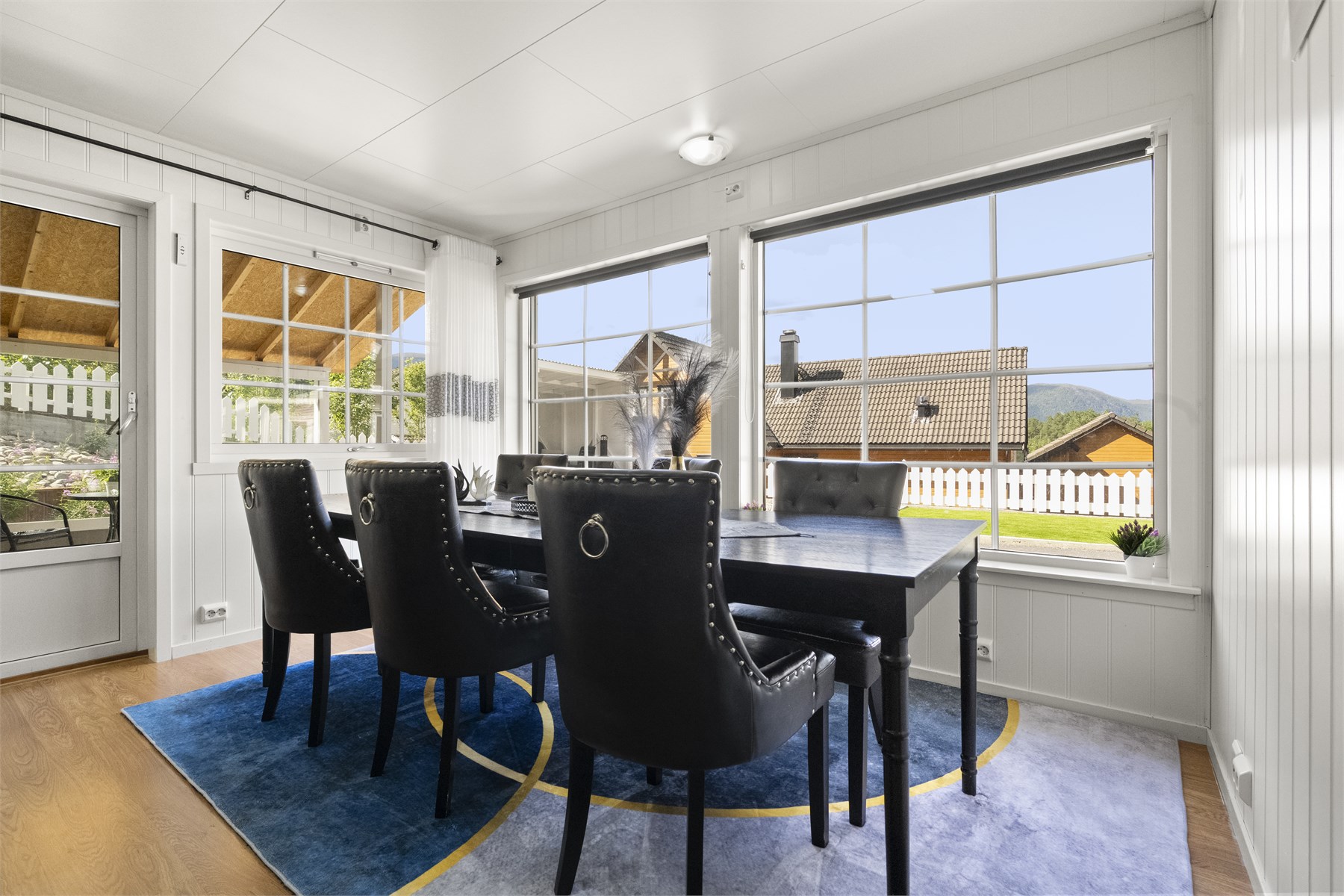 - Fra stue/spisestue er det utgang til overbygd terrasse på 11m2 - 