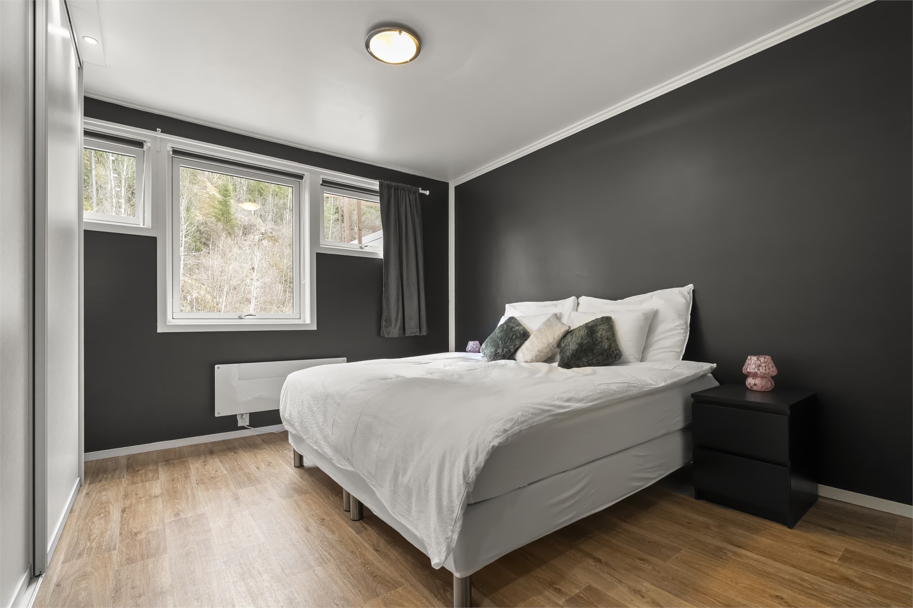 - Hovedsoverom har skyvedørsgarderobe - 