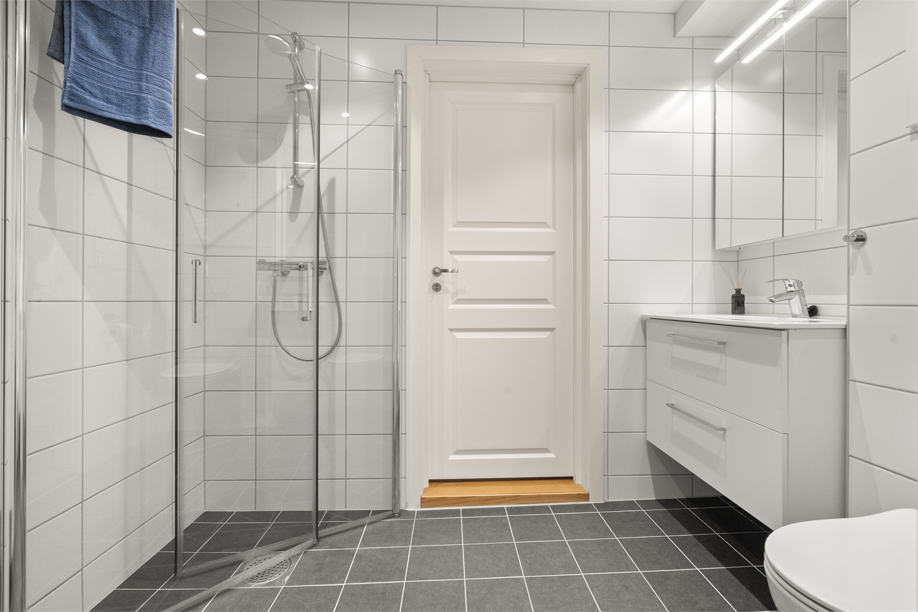 - Badet ble renovert i 2022 i regi av borettslaget og er helfliset med gulvvarme og nedsenket himling med downlights -