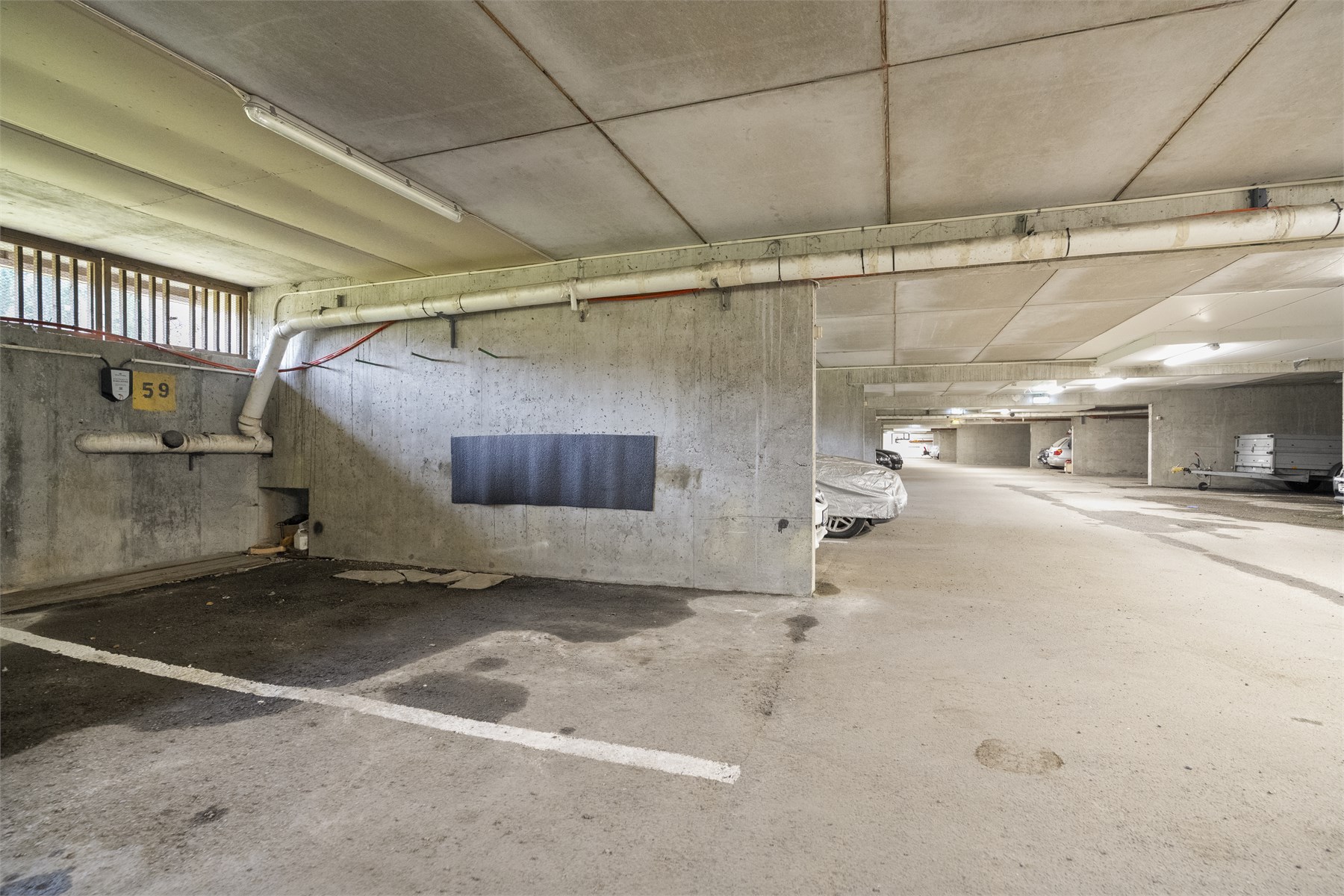- Leiligheten har fast parkeringsplass i felles lukket garasjeanlegg -