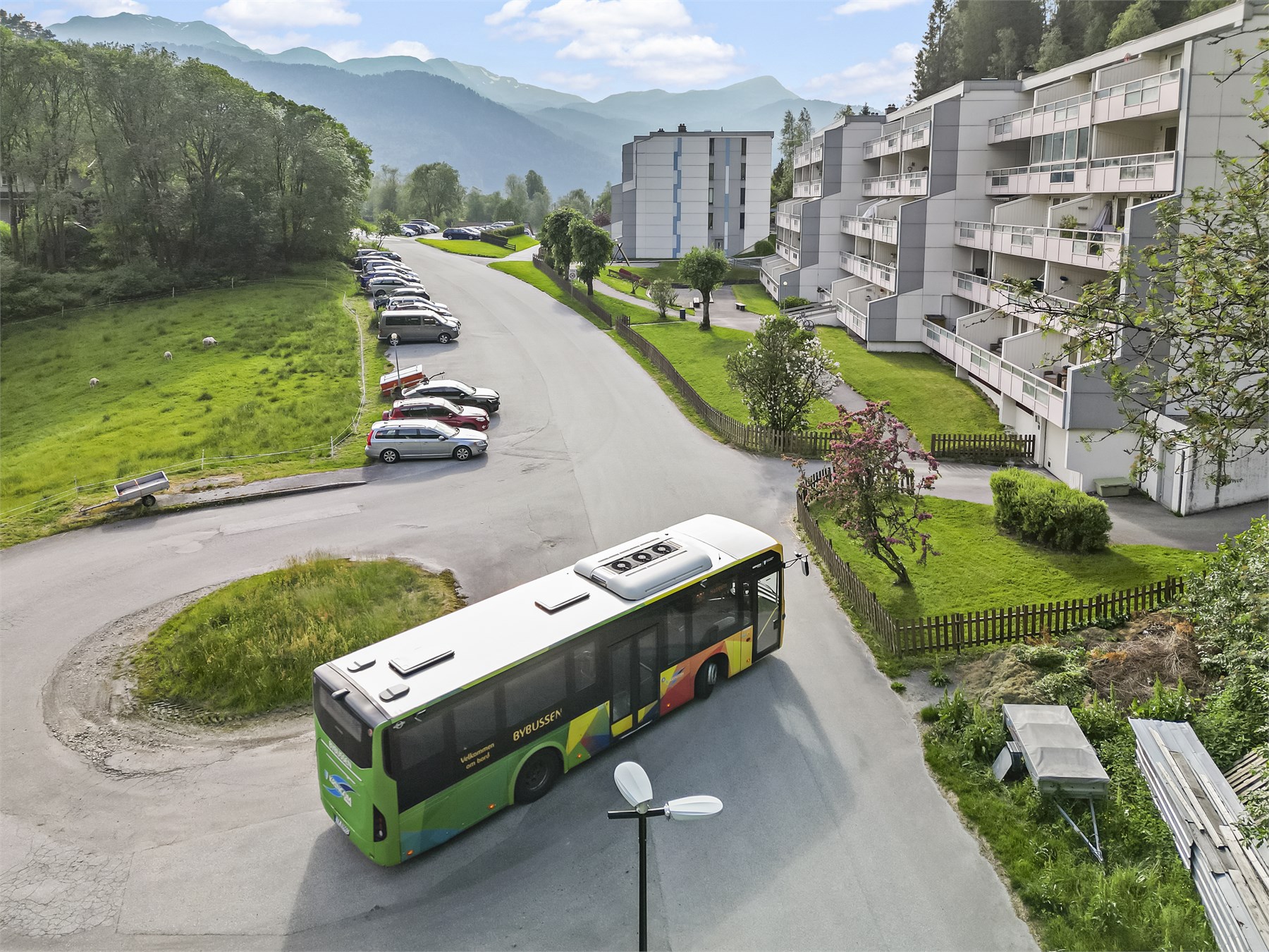 - Bybussen stopper like ved blokken med hyppige avganger -
