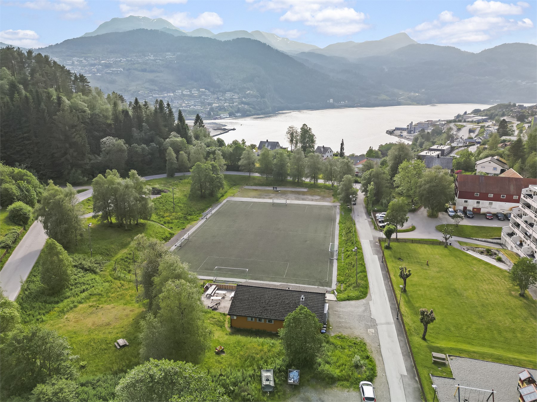 - Fotballbane like ved og lekeplass i borettslaget -