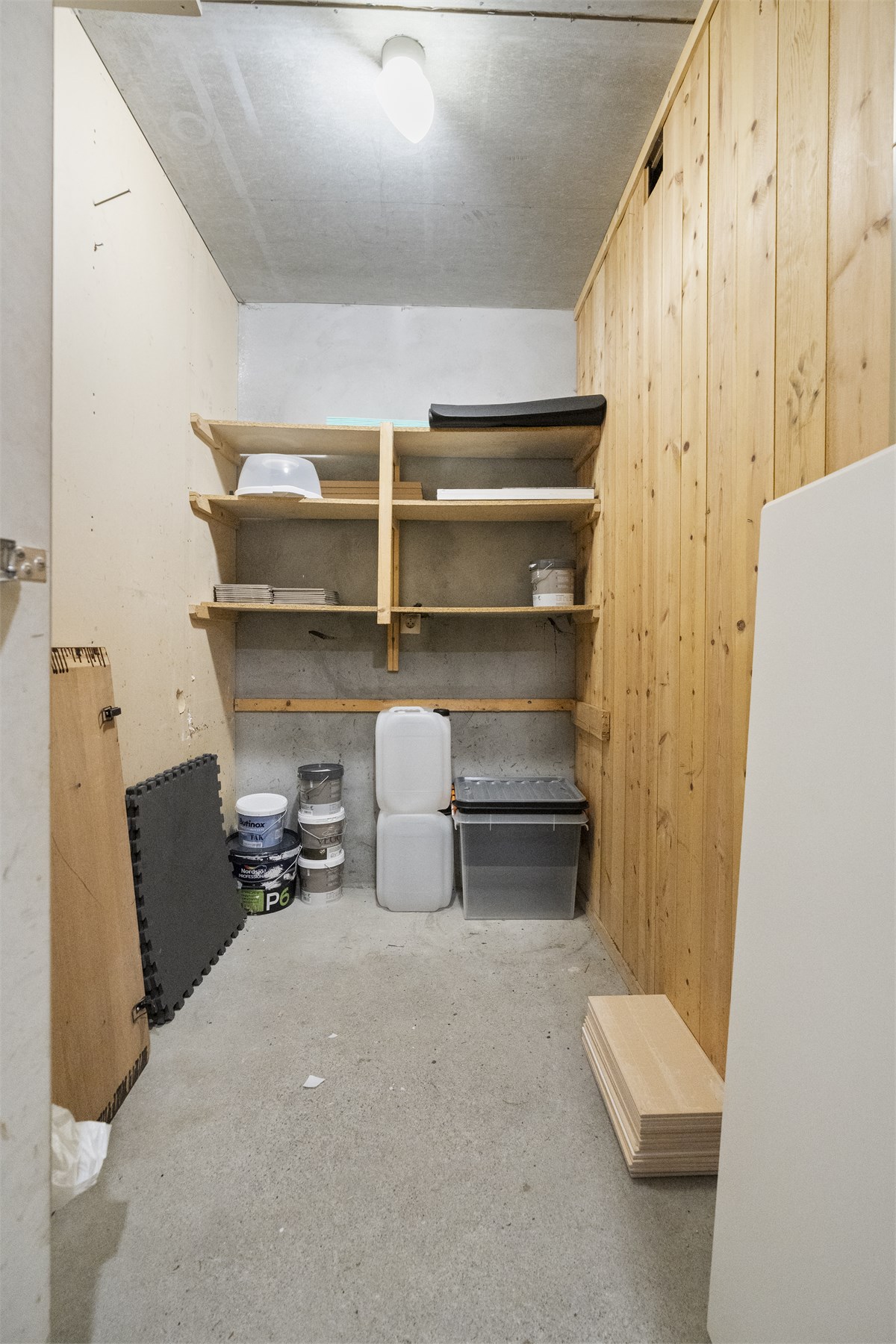 - Andelen disponerer en bod på 3,8m2 i kjeller - 