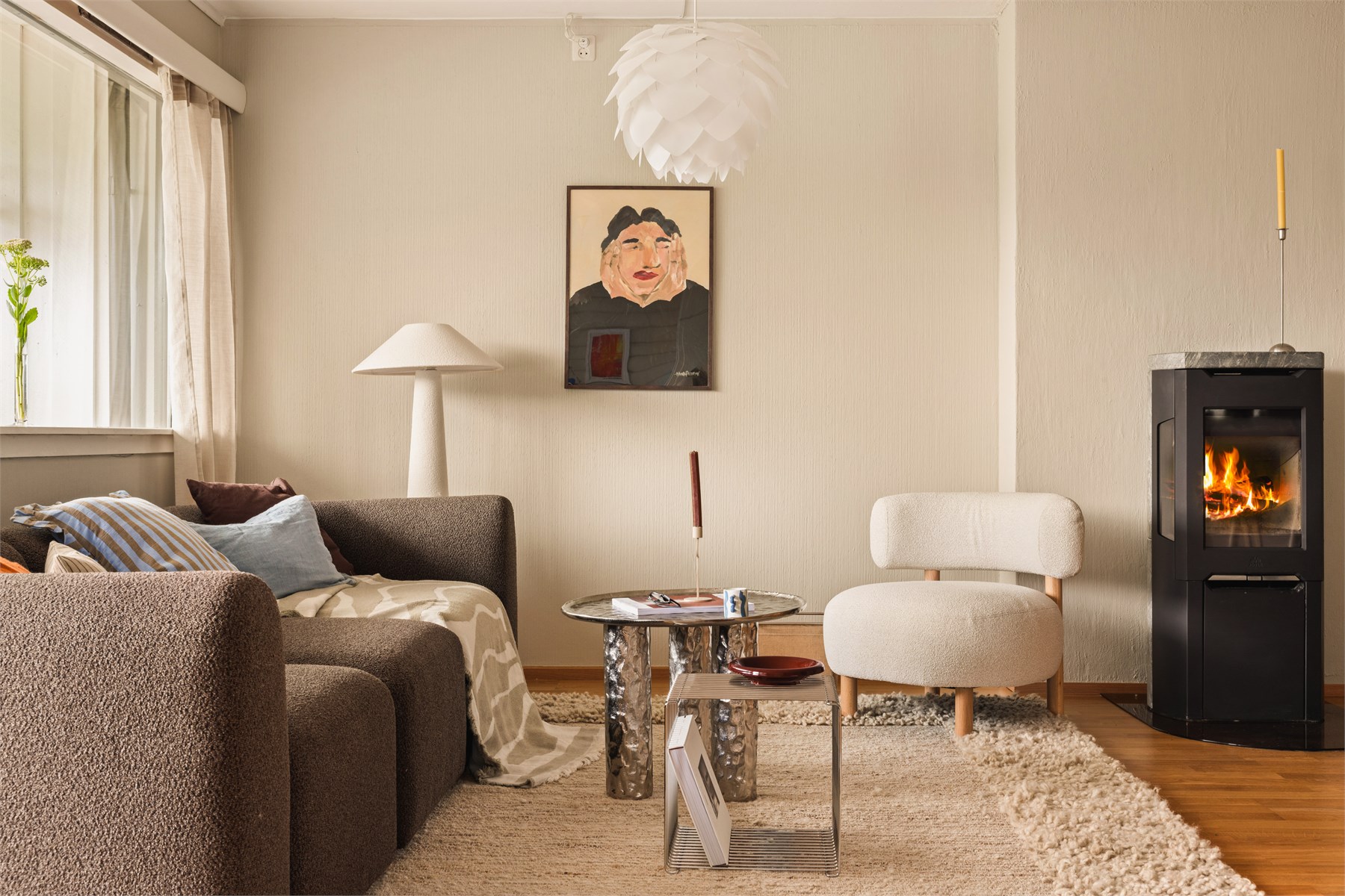 Den rentbrennende peisovnen ble installert i forbindelse med oppussingen i 2012/2013 og tilfører både lun varme og ekstra hygge på kjøligere dager. Steinbekledningen holder godt på varmen, samtidig som ildstedet utgjør et flott blikkfang i stuen.