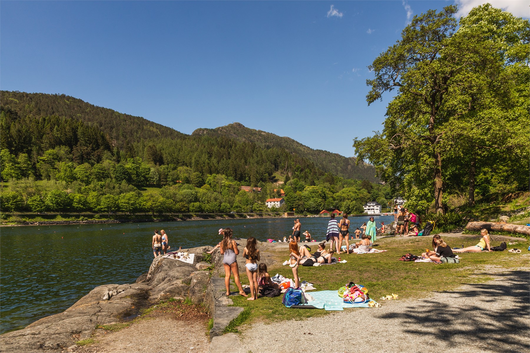 Vakre Gamlehaugen og områdene rundt Nordåsvannet er lett tilgjengelige fra boligen, og byr på flotte grøntarealer, fine turmuligheter og idylliske omgivelser for både aktivitet og avslapning.
