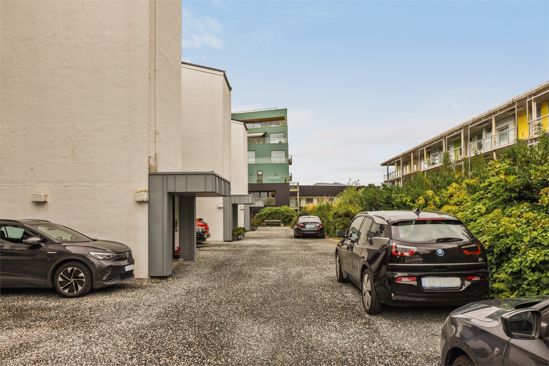 Borettslaget byr på parkeringsmuligheter for beboerne, med mulighet for elbillading samt egne besøksplasser. Enkelte av parkeringsplassene er faste og tildeles etter ønske og ansiennitet.