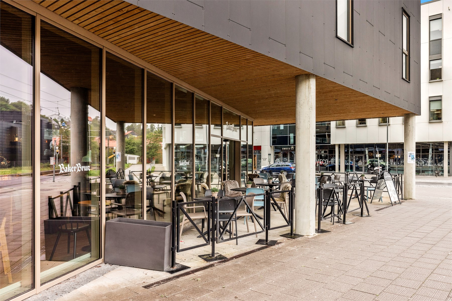 Fantoft har et hyggelig og variert nærområde med flere kaféer, spisesteder og servicetilbud innen kort rekkevidde.