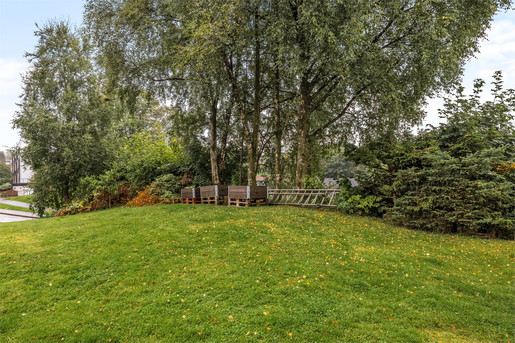 Rundt bygget finner du hyggelige og velholdte fellesarealer med plen, beplantning og grønne omgivelser. Her er det gode muligheter for å nyte fine sommerdager utendørs i rolige og trivelige omgivelser