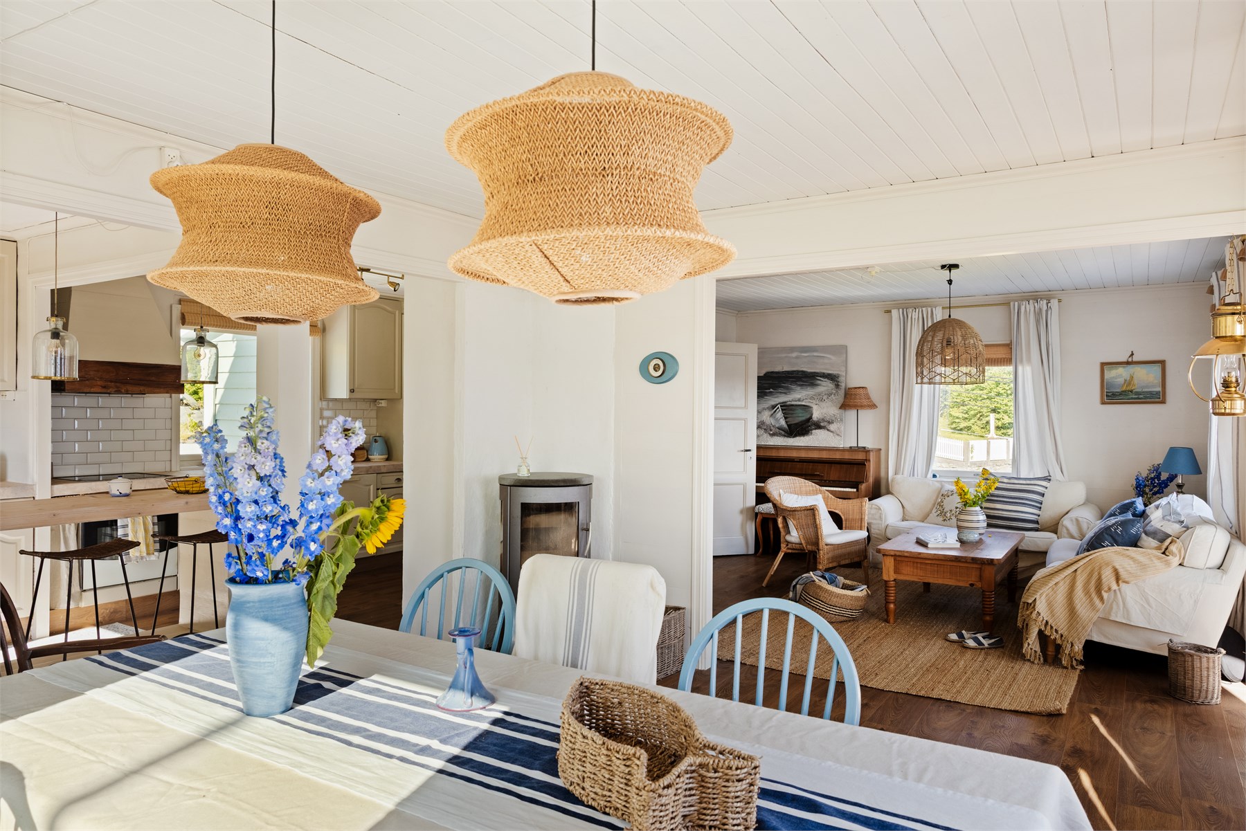 Stuen er et naturlig samlingssted med plass til både rolige helger og huset fullt av gjester. Vedovn sørger for ekstra hygge på kjølige dager, mens varmepumpe bidrar til effektiv oppvarming.