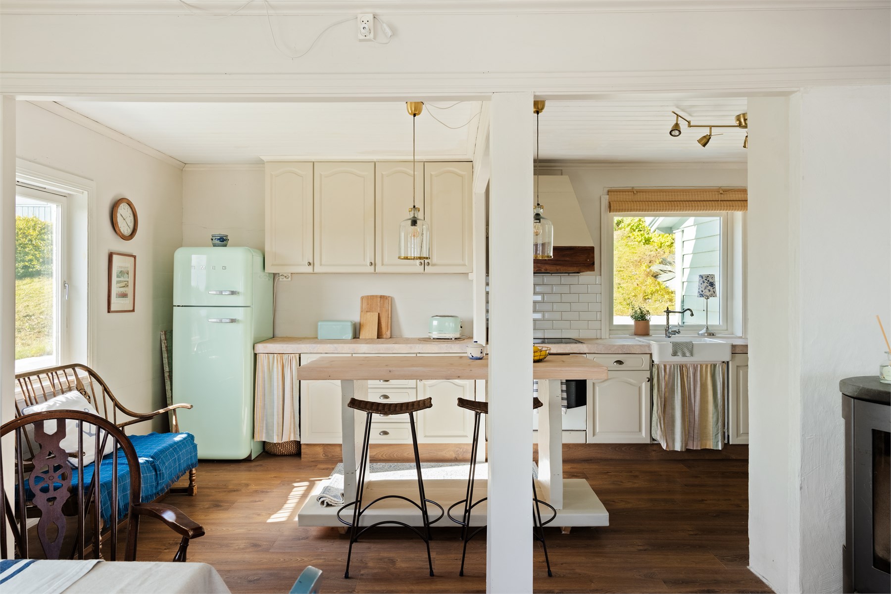 Kjøkkenet ble skiftet i dagens eiertid og byr på en lun, landlig stil med profilerte fronter og heltre benkeplate. Her er det lett å se for seg lange frokoster før dagen fortsetter ute på sjøen eller i naturen.