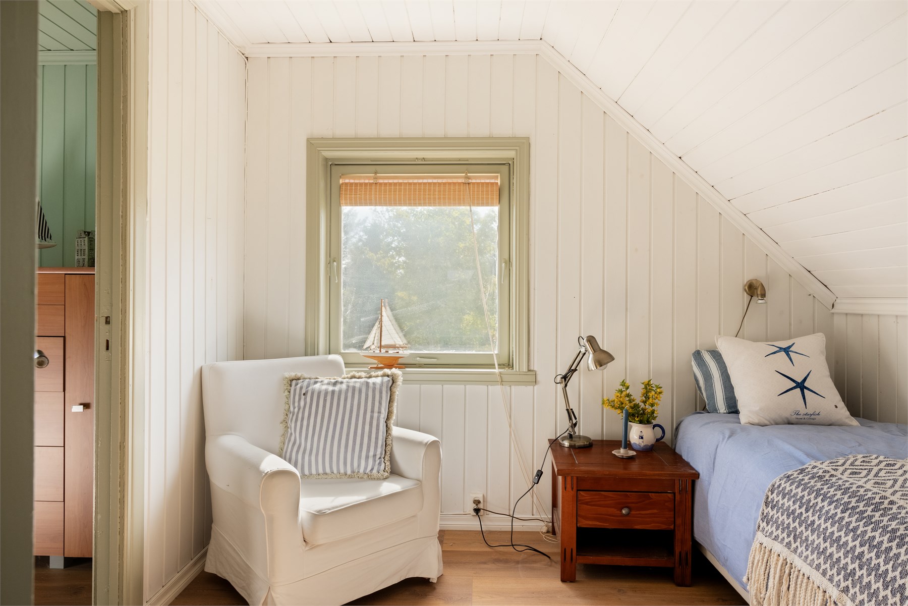 Når huset fylles med familie og venner er det godt å ha flere separate soverom. Her kan store og små trekke seg tilbake etter en lang dag med sjøliv, bading og turer på Misje.