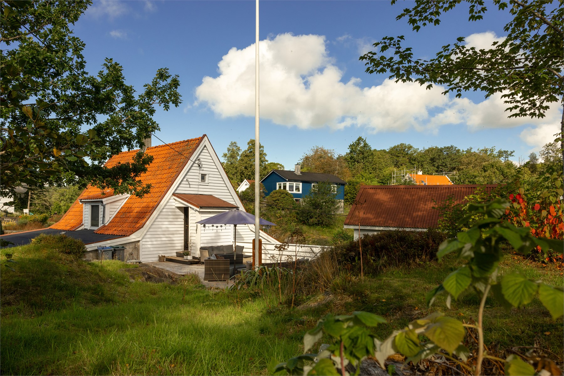 Eiendommen har gode utearealer og en flott beliggenhet med nærhet til sjø, båtliv og naturskjønne omgivelser.