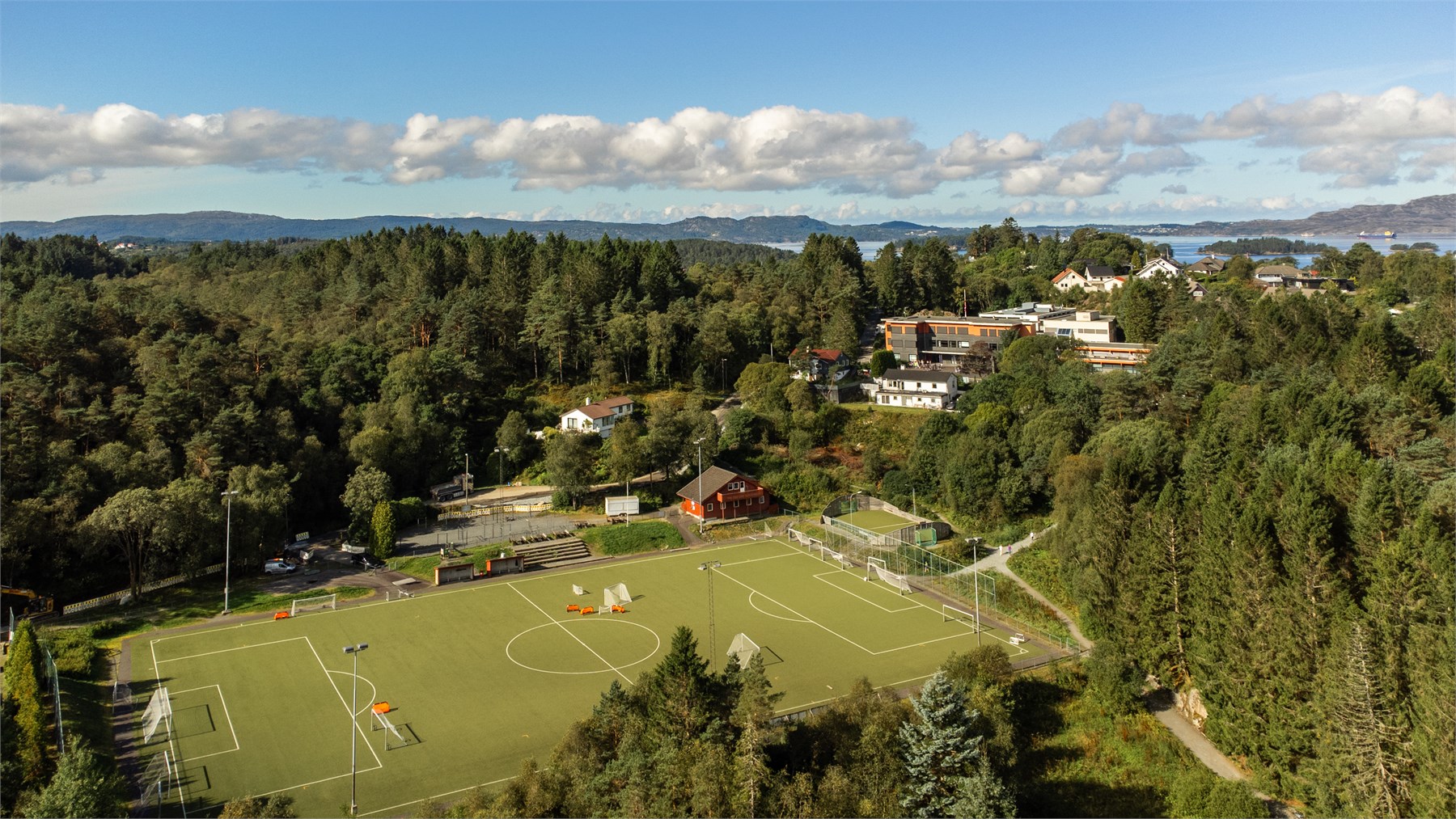 For aktive familier finnes Hjellestad fotballbane i nærområdet, med kunstgressbane og aktivitet i regi av IL Gneist.