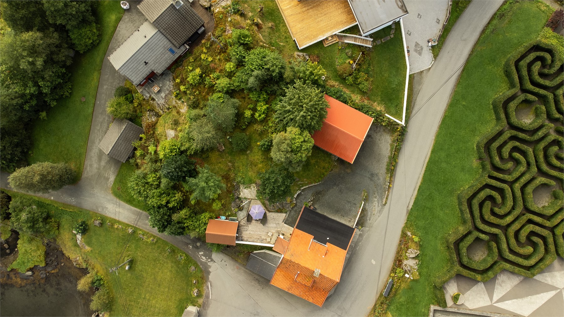 Offentlig kommunikasjon er lett tilgjengelig, med bussforbindelser videre mot blant annet Blomsterdalen, Birkelandsskiftet og Bybanen.
