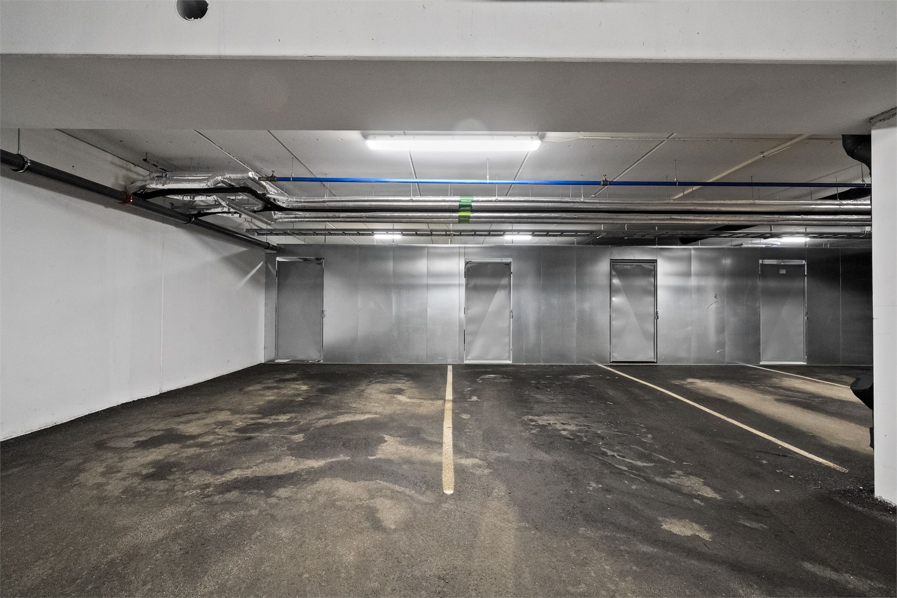 - Leiligheten har fast parkeringsplass i felles lukket garasjeanlegg -