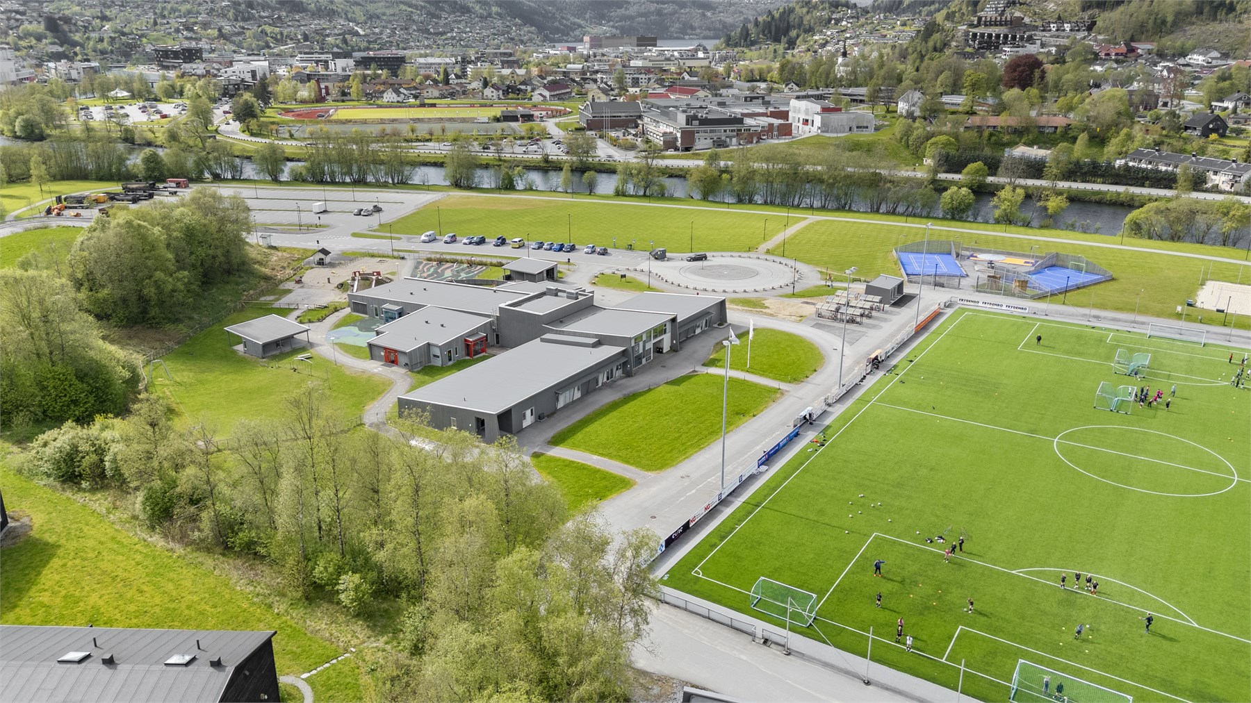 - Hafstadparken, barnehage, turområder og Rema 1000 er like ved. Til sentrum er det en kort spasertur -