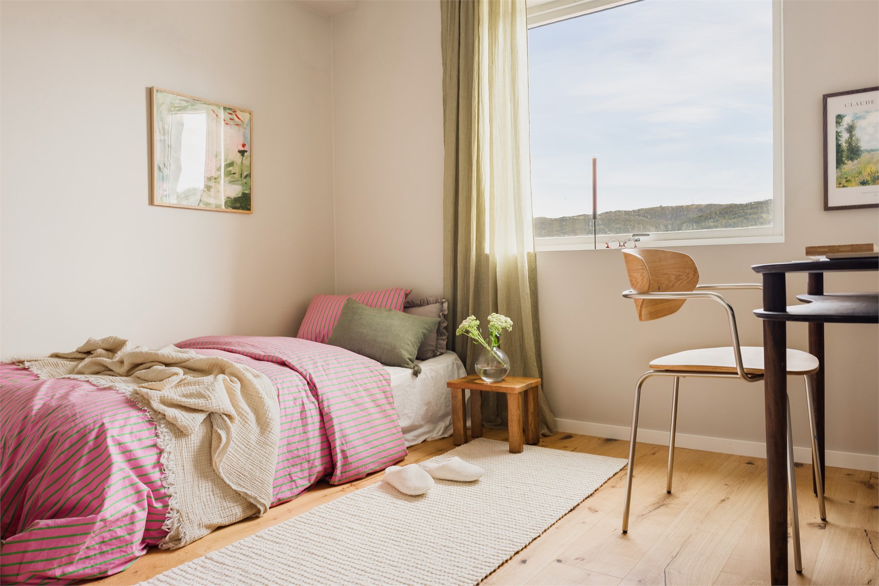 Soverom 2: Soverom på ca. 8,7 m² med flere anvendelsesmuligheter.