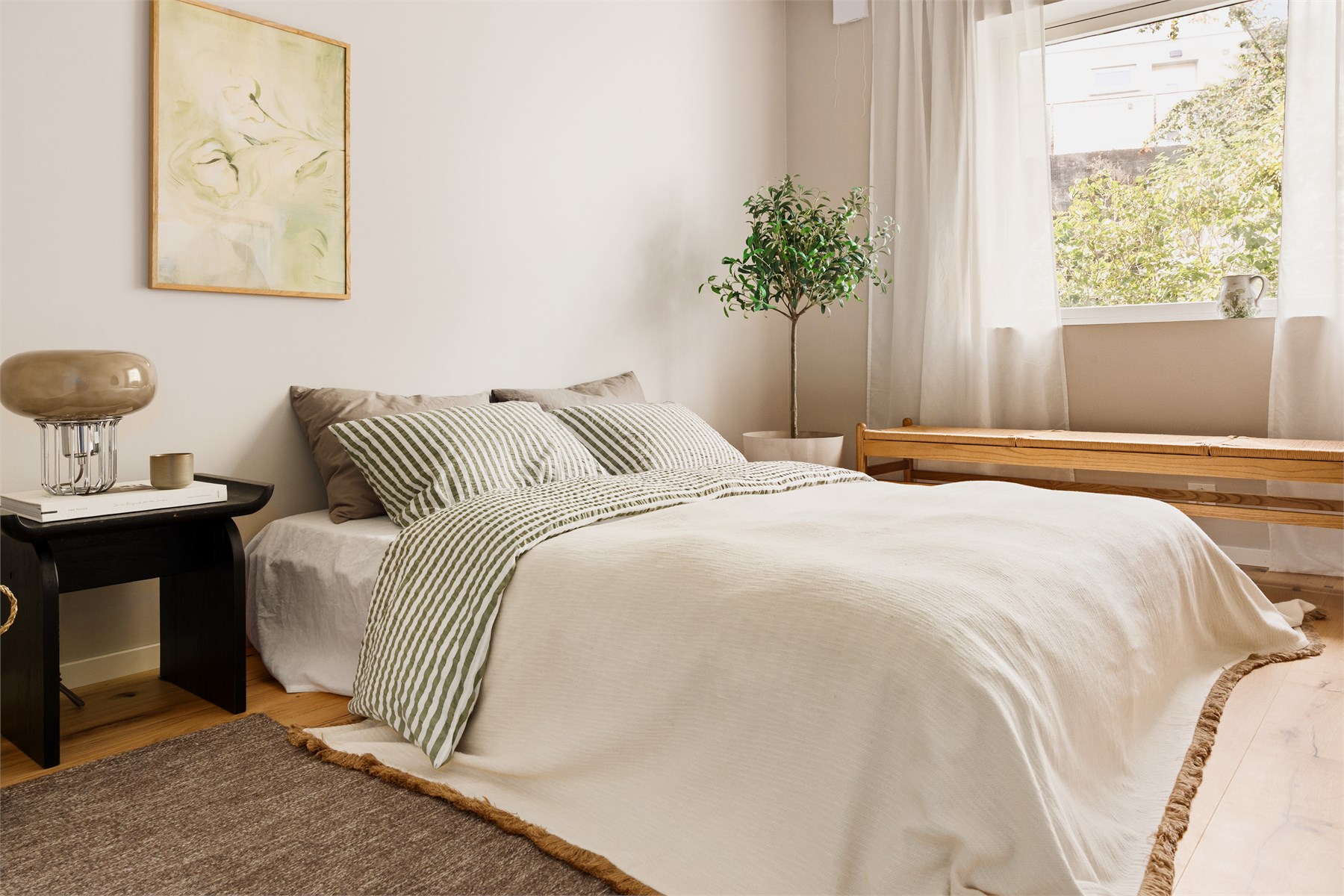 Soverom 1: Leilighetens største soverom på ca. 10,9 m² – god plass til dobbeltseng og garderobeløsning.