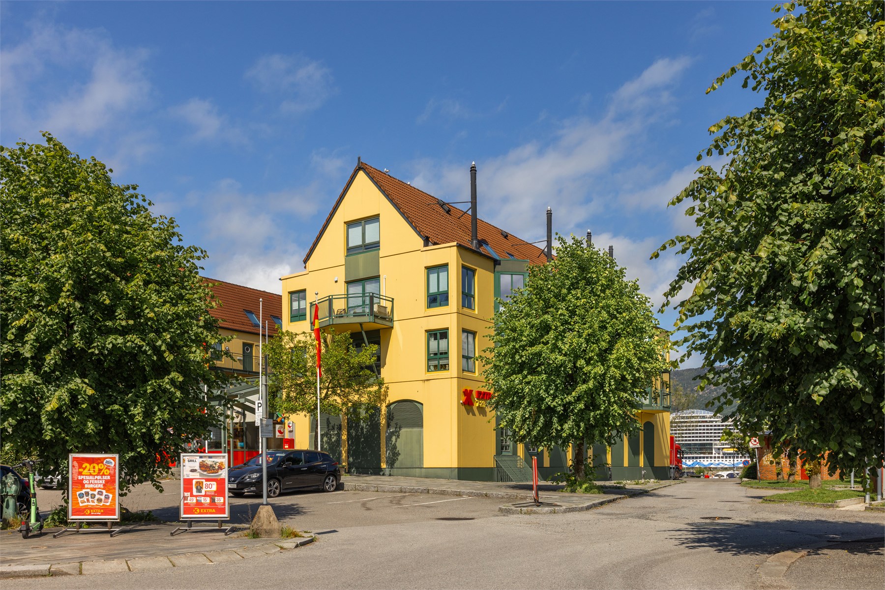 Flere dagligvarebutikker ligger lett tilgjengelig, blant annet Kiwi Hamrehjørnet og Extra nede ved sjøen.