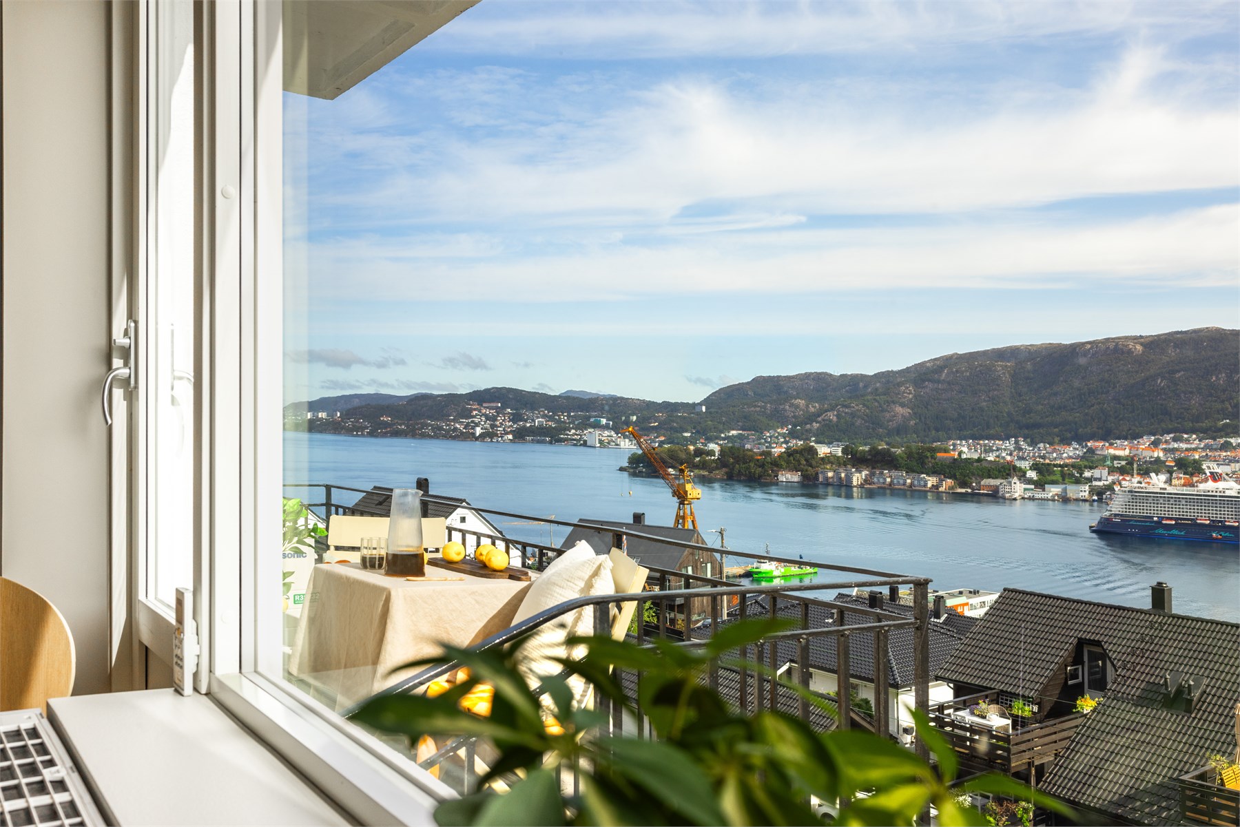 Huset består av 3 enheter som sammen danner et sameie.