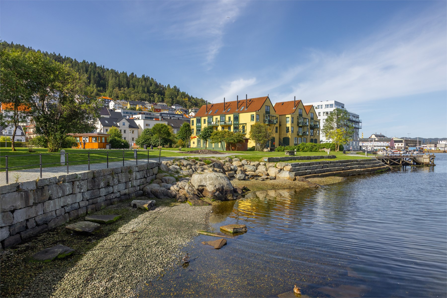 Hvert år samles mange til den tradisjonsrike St. Hans-feiringen på Laksevåg, hvor det store bålet tennes og skaper en stemningsfull ramme rundt midtsommerfeiringen.