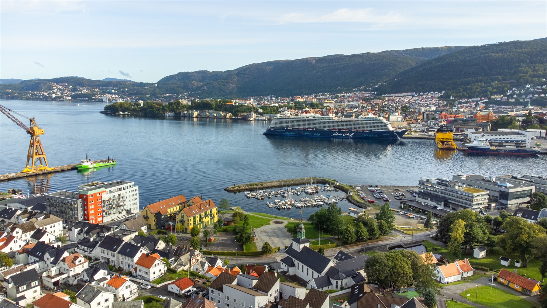 Gode bussforbindelser til Bergen sentrum, med linje 6 fra Laksevåg Senter. Bussen går via Gyldenpris til sentrum, med avganger omtrent hvert 10. minutt store deler av dagen på hverdager.