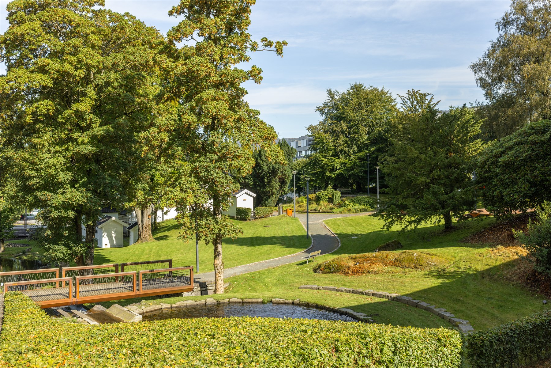 Parkområdet ved Gamle Laksevåg utemuseum byr på grønne og hyggelige omgivelser, perfekt for rolige rusleturer og fine dager utendørs.