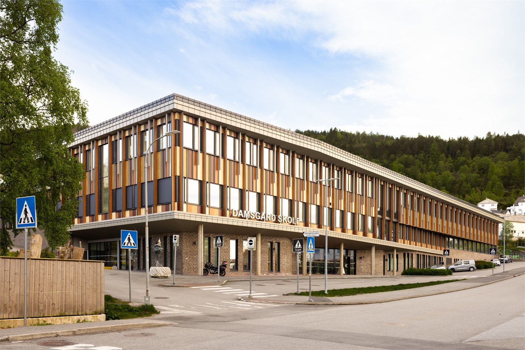 Kort vei til både Holen skole, Damsgård skole og Nygårdslien skole gjør området godt tilrettelagt for barnefamilier.