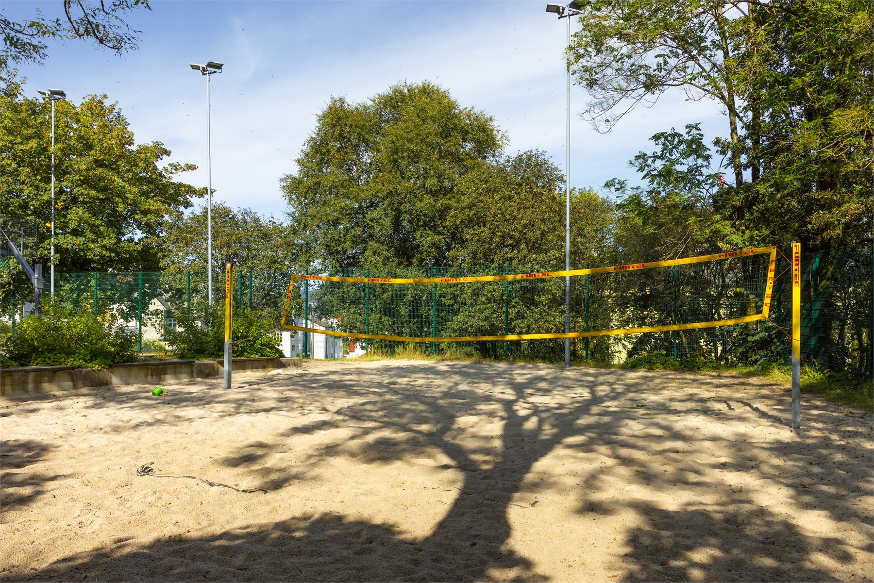 Det finnes også gode muligheter for sandvolleyball i nærområdet, perfekt for aktivitet og sosiale sommerdager.