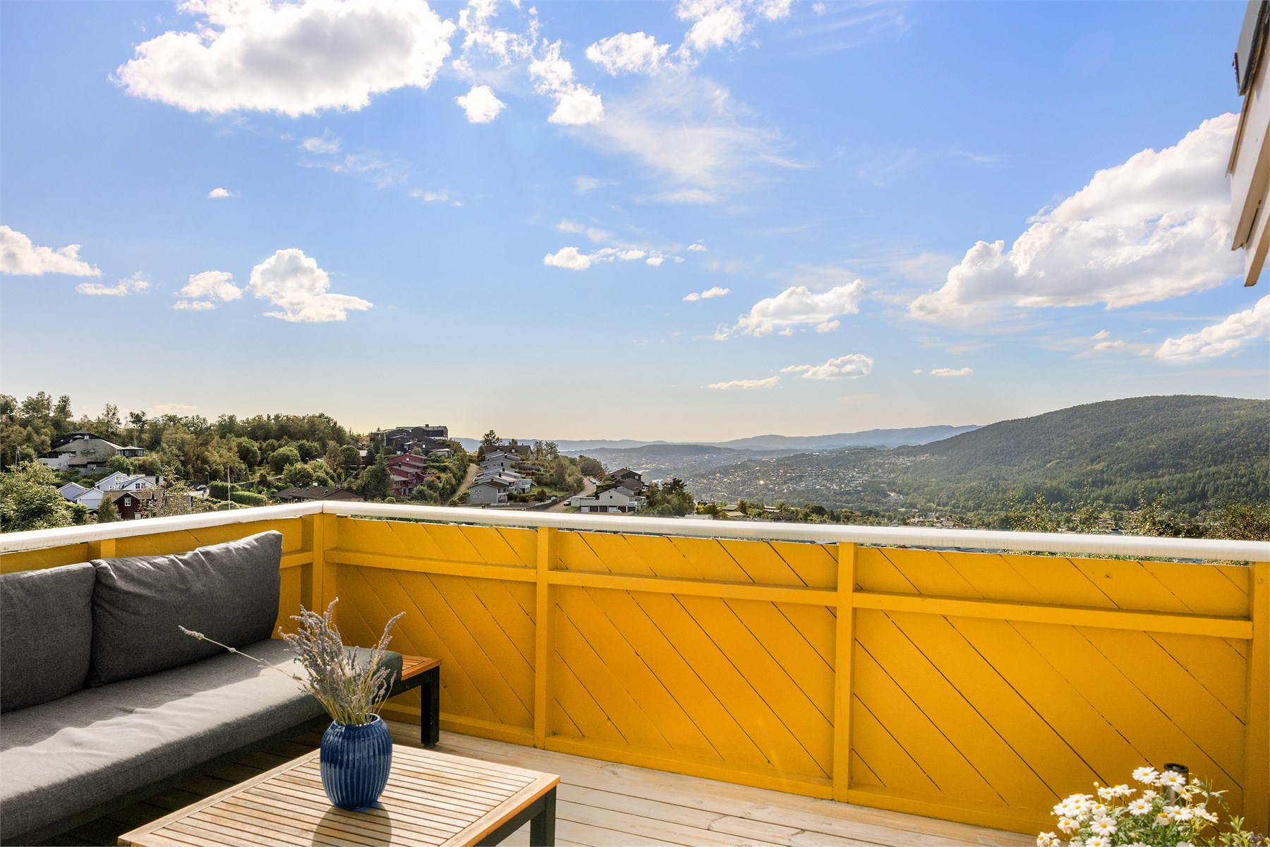 Terrassen måler ca. 9,2 m² og byr på flott utsyn mot grønne omgivelser og fjellandskapet rundt.