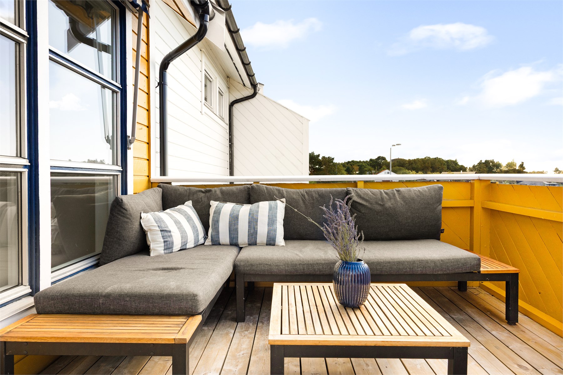 Fra terrassen kan du følge solen mot vest og nyte lange, lyse sommerkvelder med utsikten som stemningsfullt bakteppe.