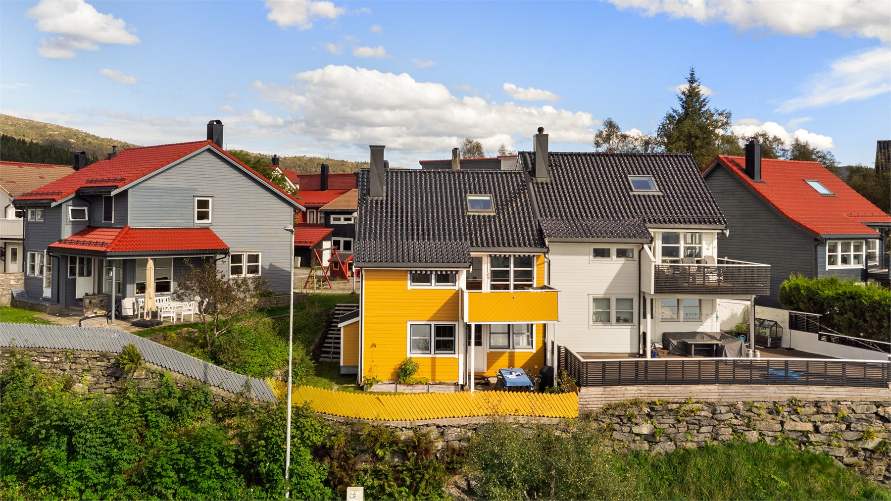 Boligen går over tre innholdsrike plan og fremstår lys, moderne og innbydende, med gjennomgående fine material- og fargevalg som skaper en flott helhet mellom rommene.