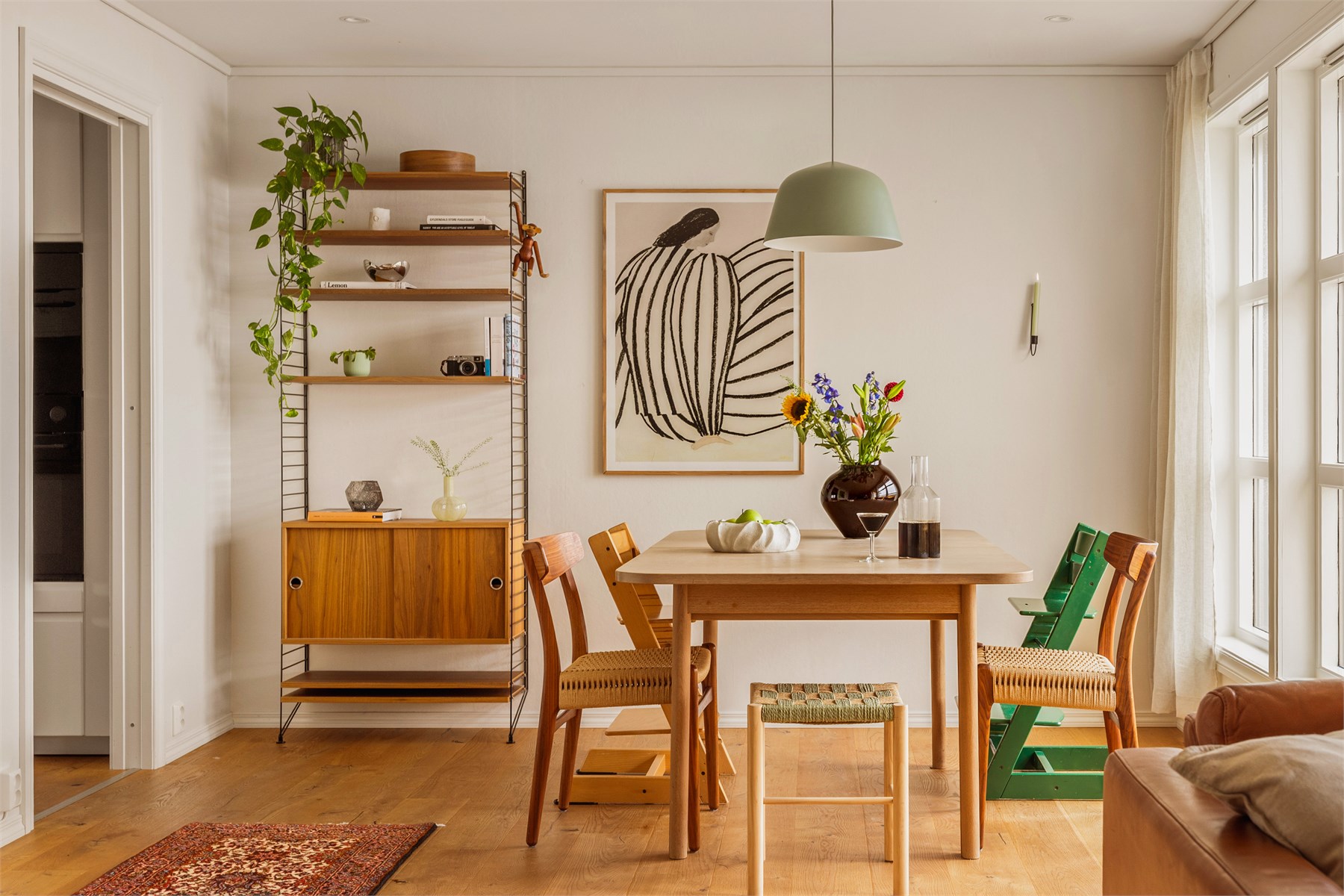 Spisestuen har en naturlig og hyggelig plassering ved de store vindusflatene, hvor rikelig med dagslys skaper en lys og innbydende ramme rundt både hverdagsmåltider og hyggelige middager med familie og venner.