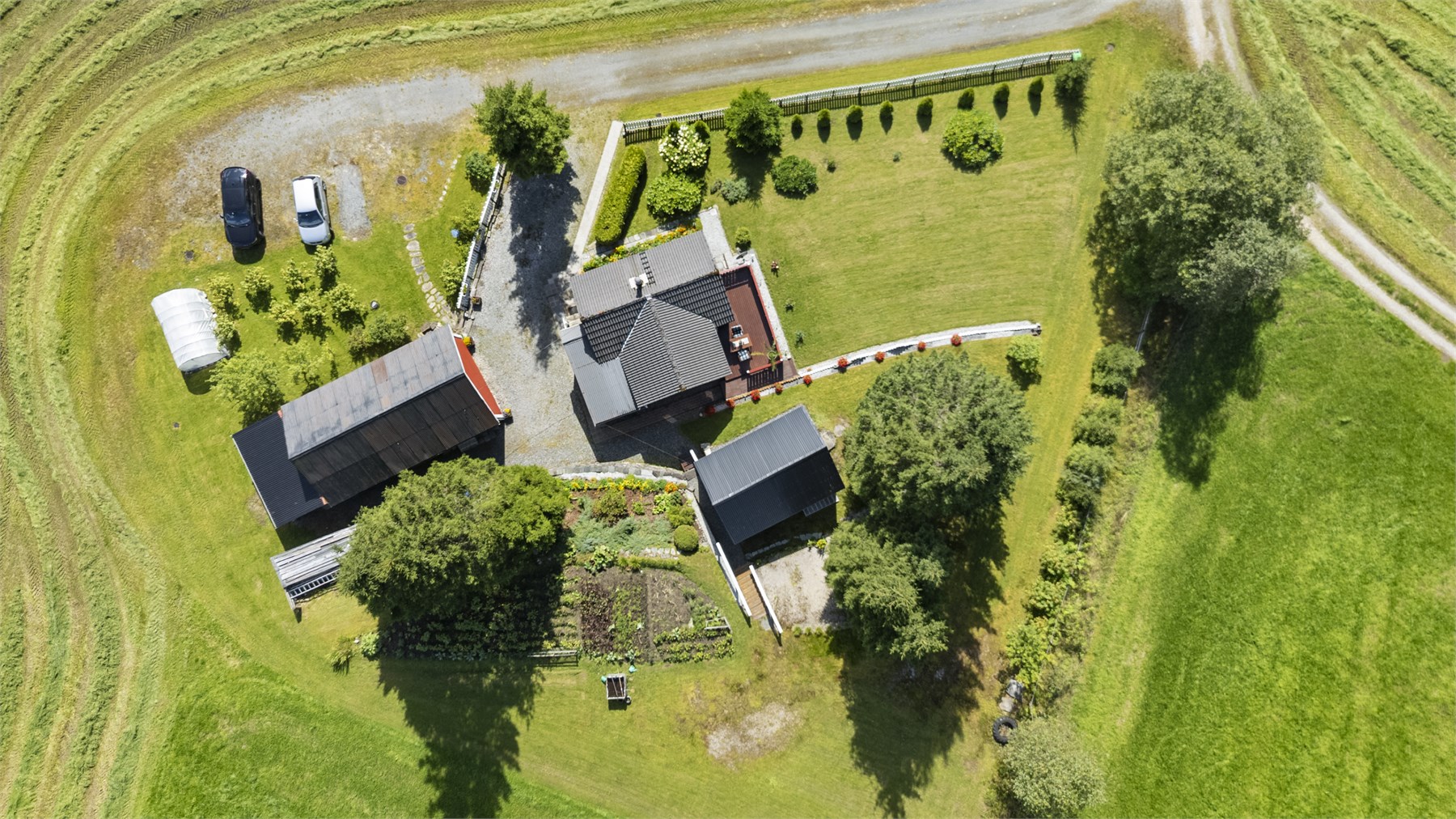 - Eiendommen har tre bygninger og består av hovedhus, anneks og garasje/vedbod - 
