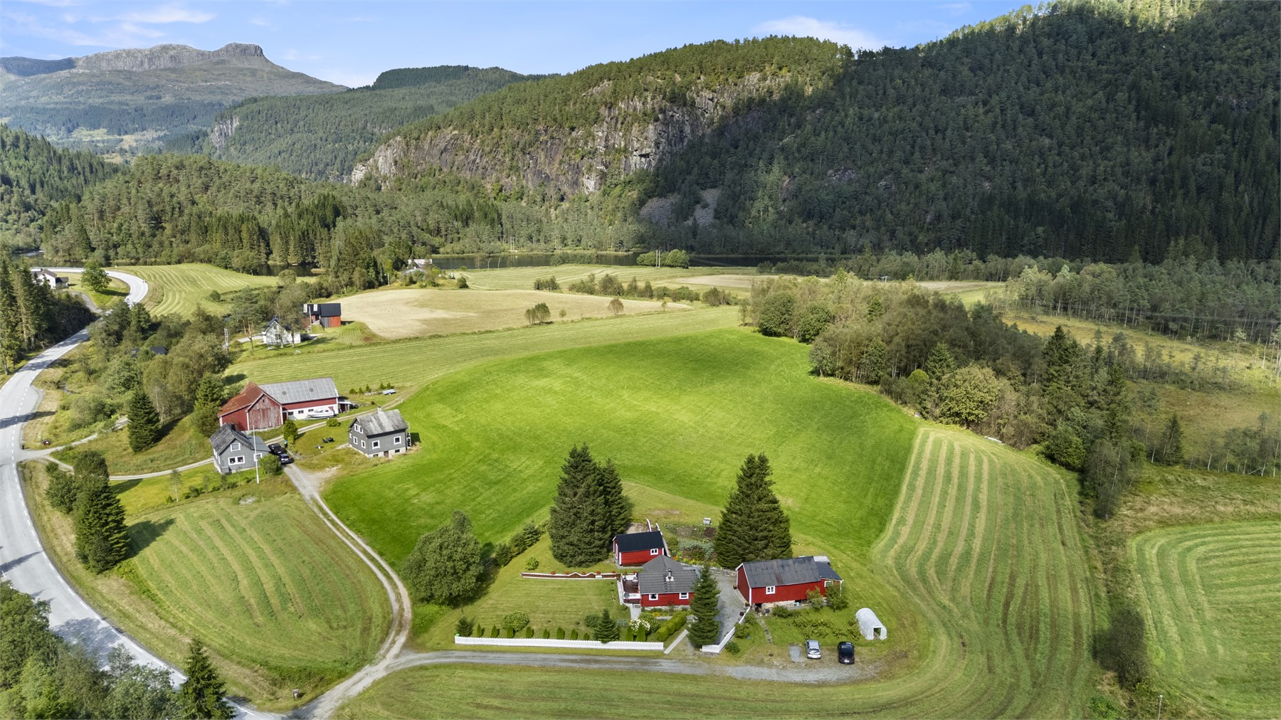 - Idyllisk småbruk hvor naturen står i sentrum med nydelige omgivelser og god plass -