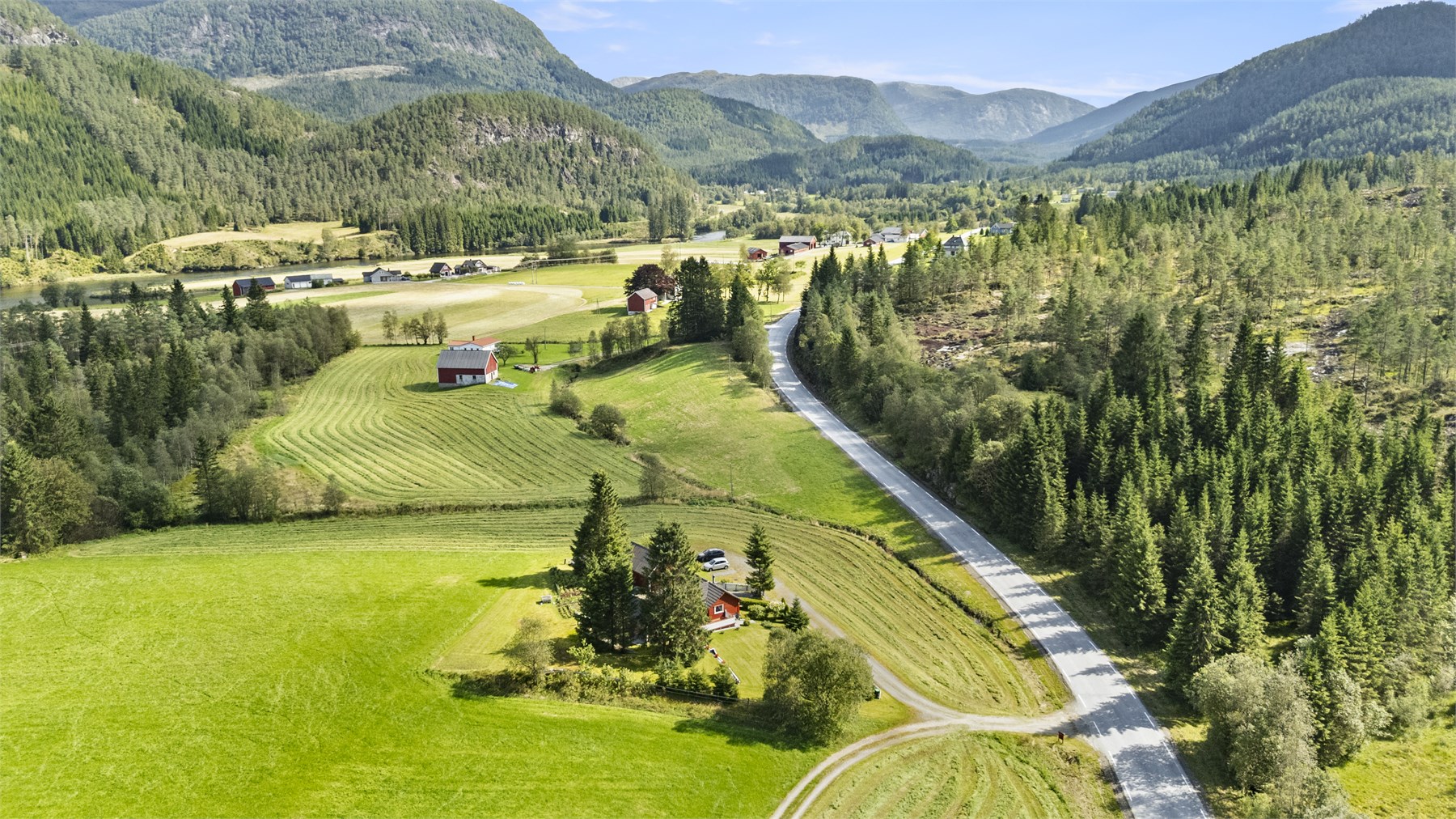 - Eiendommen ligger på Sygna og ca 6,5 km fra Sande sentrum og 22 km fra Førde sentrum - 
