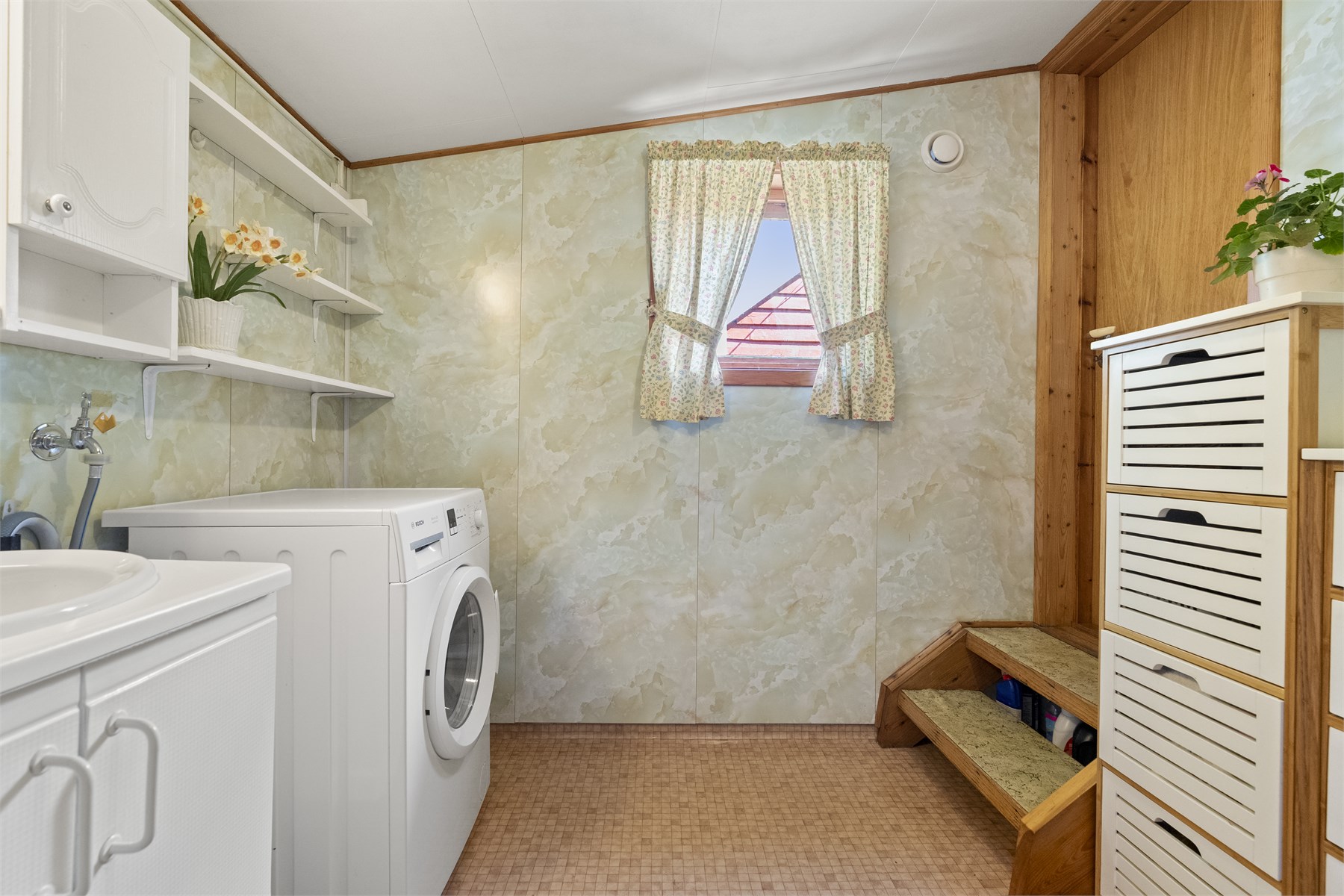 - Badet har belegg på gulv med varmekabler og baderomsplater på vegg - 