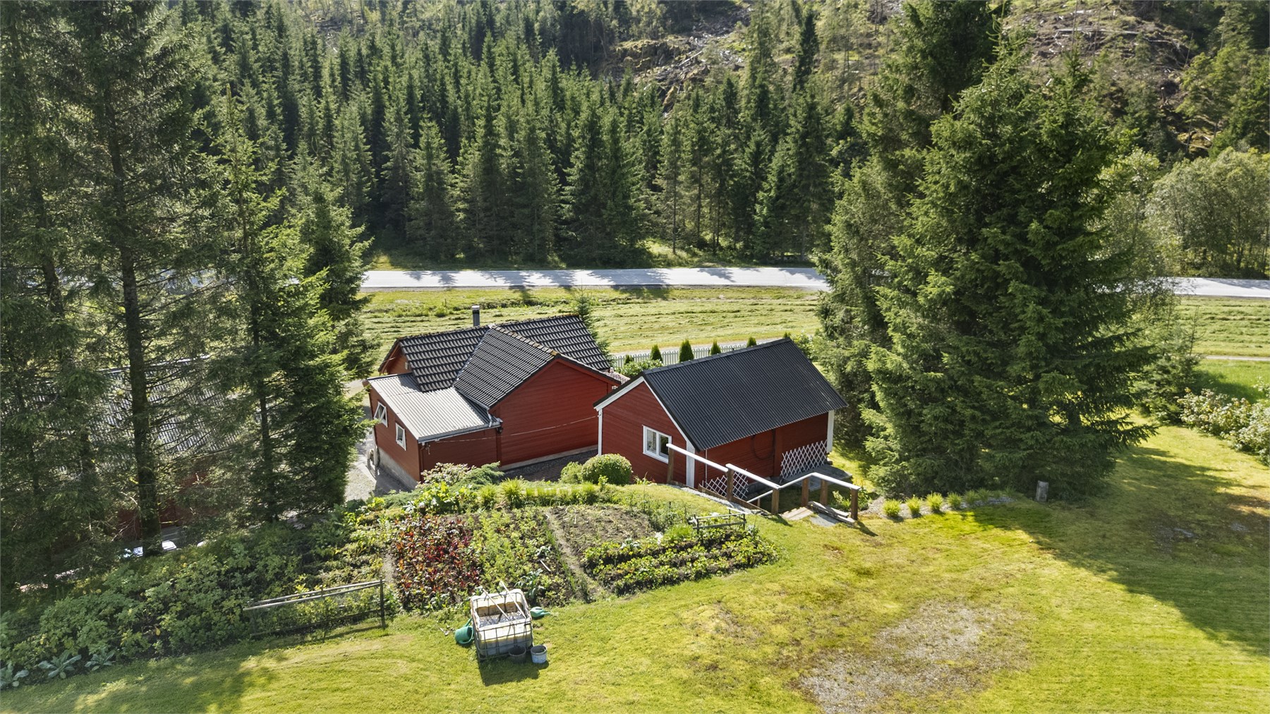 - Nåværende eier har etablert grønnsakshage. Tomten er 6,9 mål fulldyrka jord - 