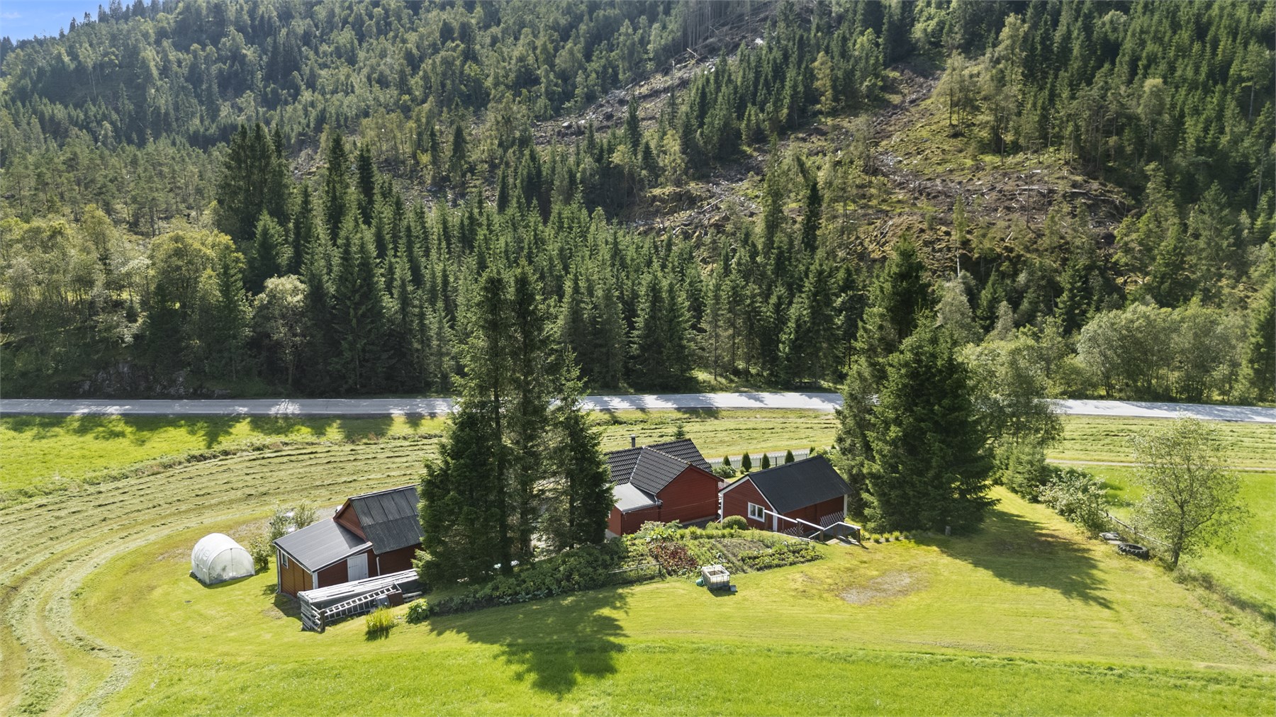 - Eiendommen eier også en tomt 1,7km mot Sande på ca 2,4 mål -