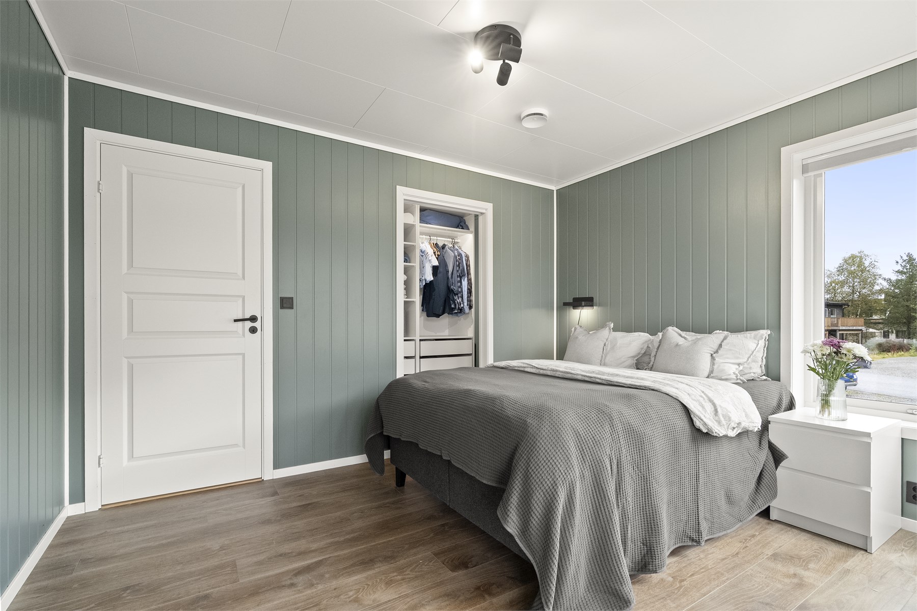 - Det er inngang til walk-in closet - 