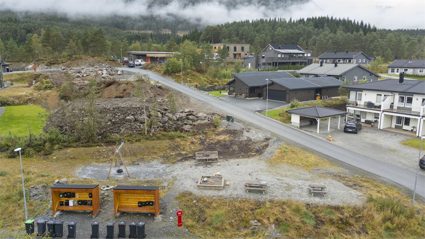 - Like ved boligen er det lekeplass for de minste - 