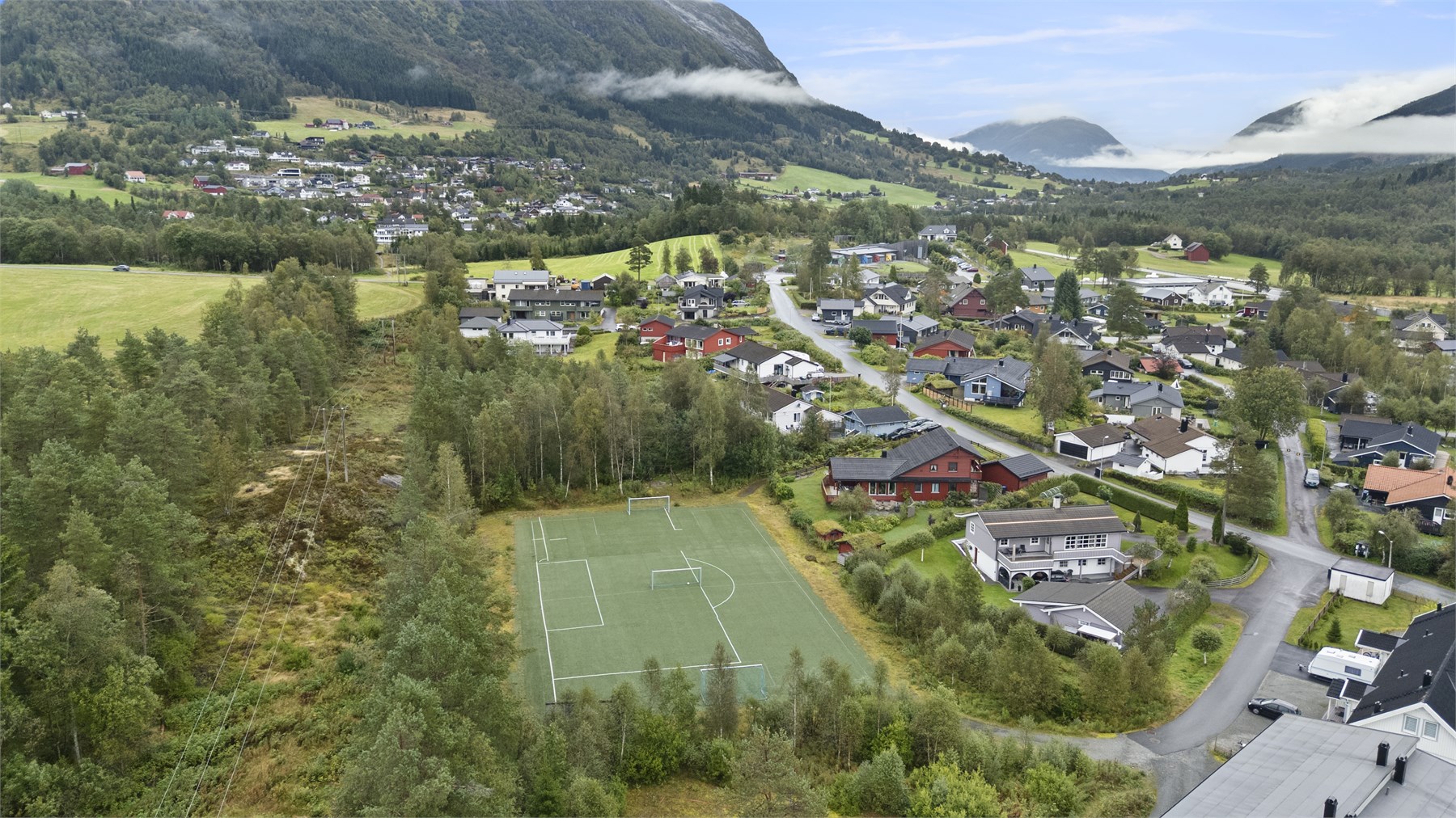 - I nærområdet er det blant annet kunstgress fotballbane - 