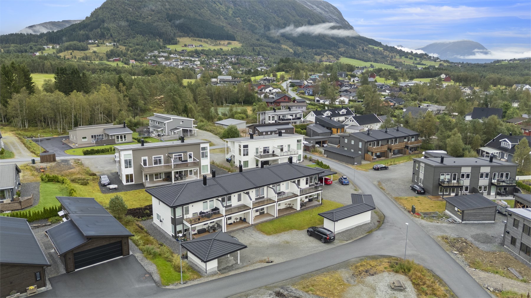 - Her bor du i et solrik og attraktivt område som er tilrettelagt for alle livsfaser. Det er kort vei til alle daglige fasiliteter og nydelige turområder er rett utenfor døren -